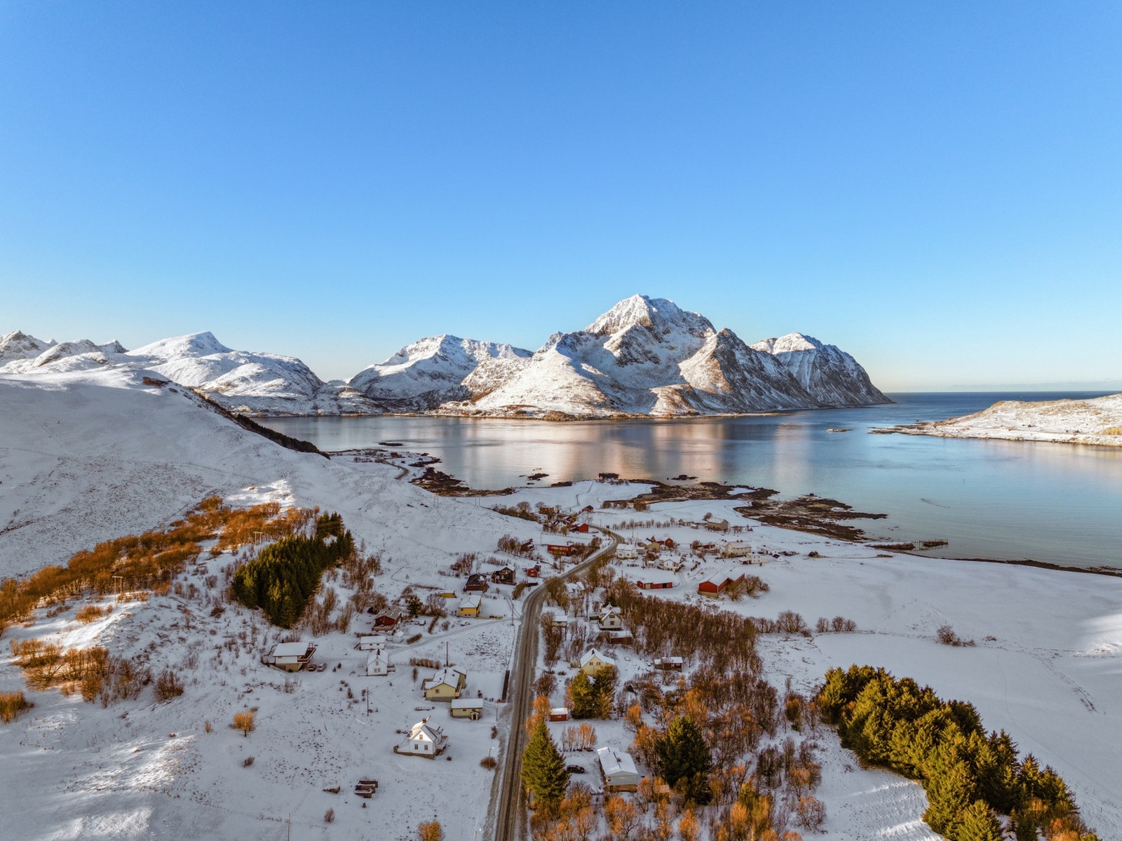 Og med sjøen kun ca. 345 meter fra eiendommen ligger alt til rette for friske bad eller flotte turer langs vannkanten. Galleribilde