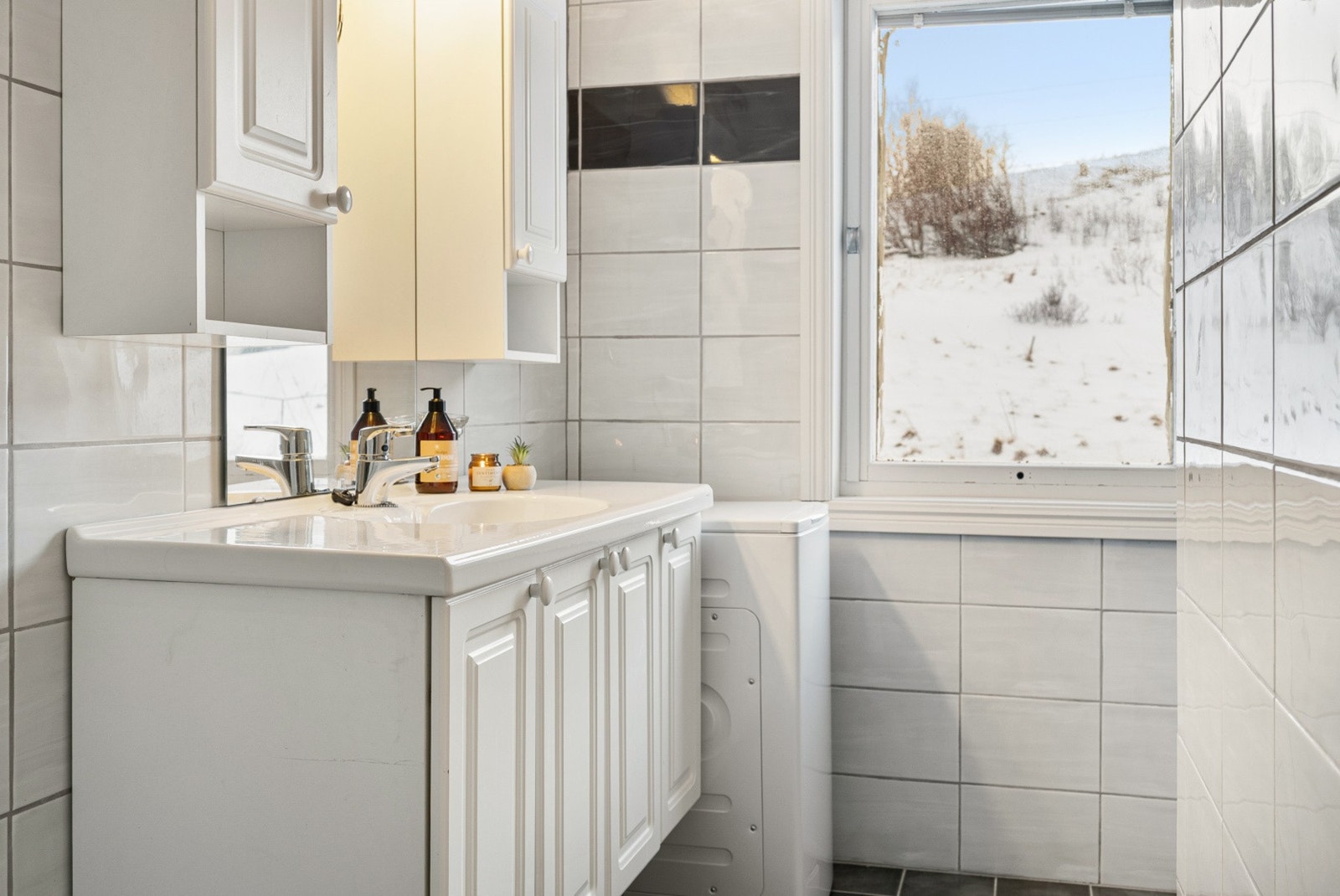 Rommet er helfliset og utstyrt med dusj og servant, og tilbyr de nødvendige fasilitetene for hverdagen. Galleribilde