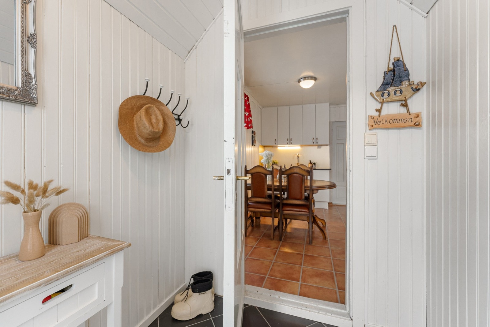 Herfra har du enkel tilgang til de sosiale sonene, og det er plass til å henge fra seg yttertøy og sette fra seg sko. Galleribilde