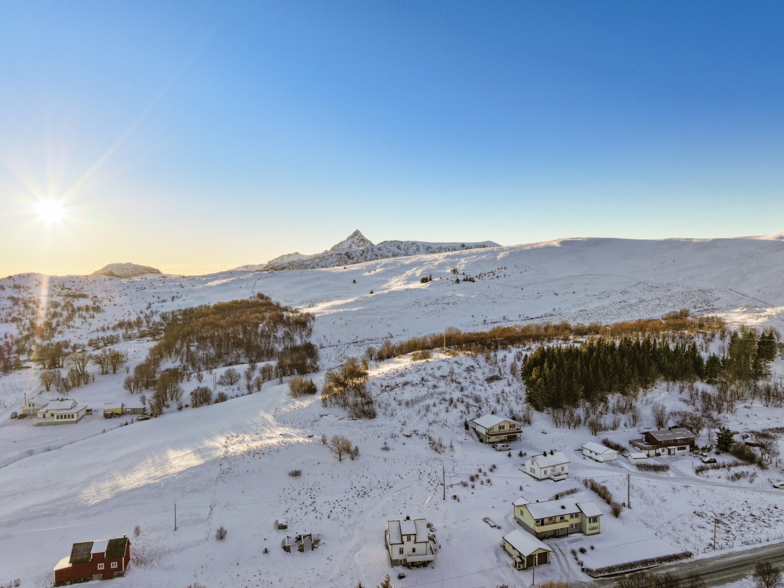 For den aktive byr området på en rekke muligheter. Lofoten Alpinsenter er ca. 18 minutter unna med bil, og tilbyr fine forhold for vintersport. Galleribilde