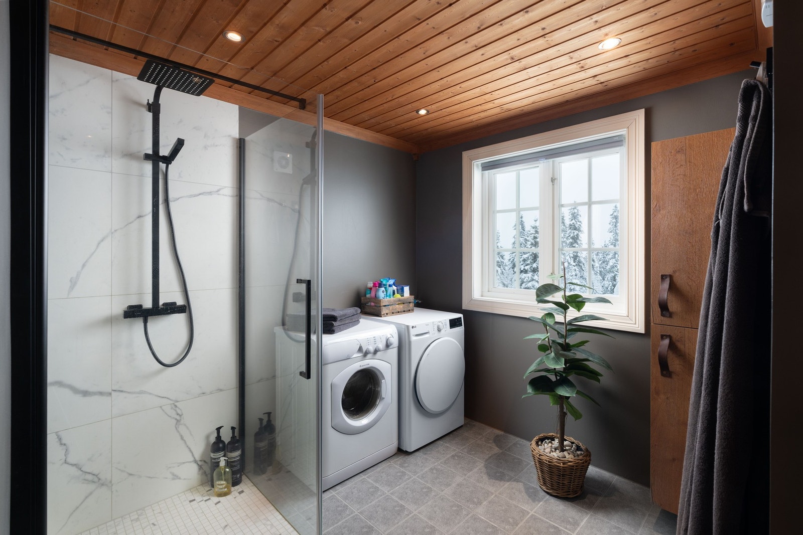 Det er to baderom i hovedetasjen, dette har benyttes også som vaskerom. Galleribilde