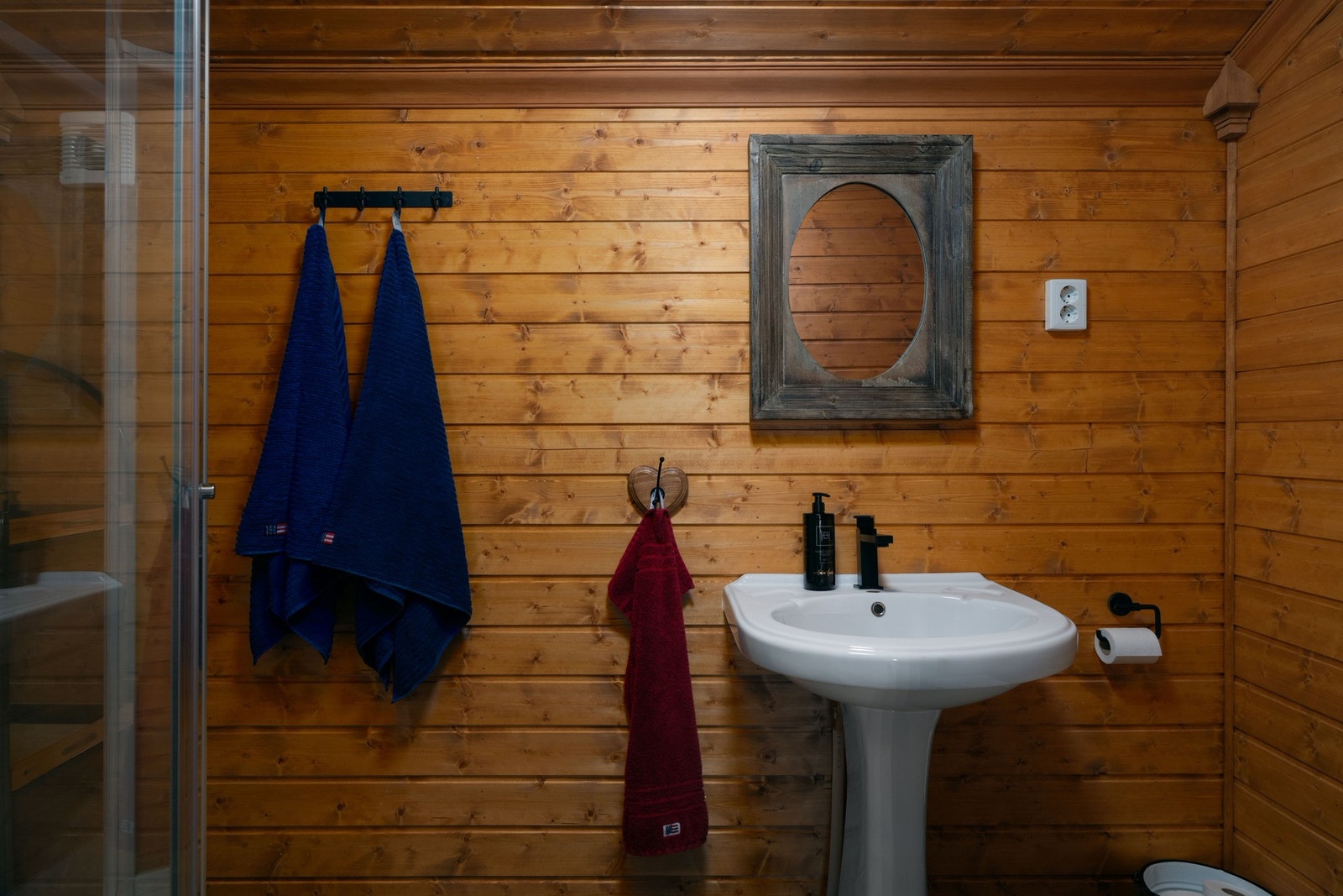 Badet i loftsetasjen har dusjkabinett. Galleribilde