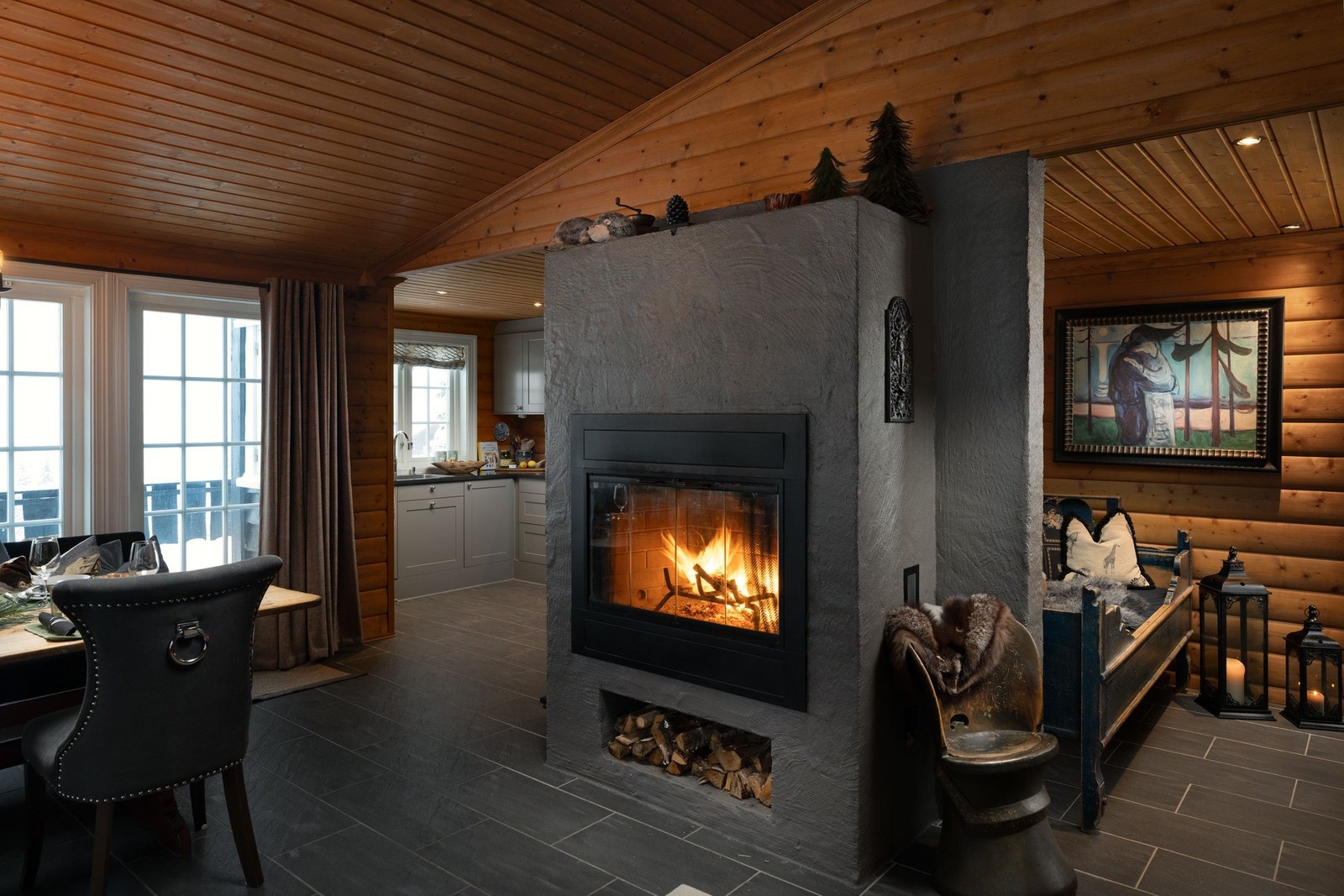 Peisen i stua/spisestua gir varme og koselig stemning! Galleribilde