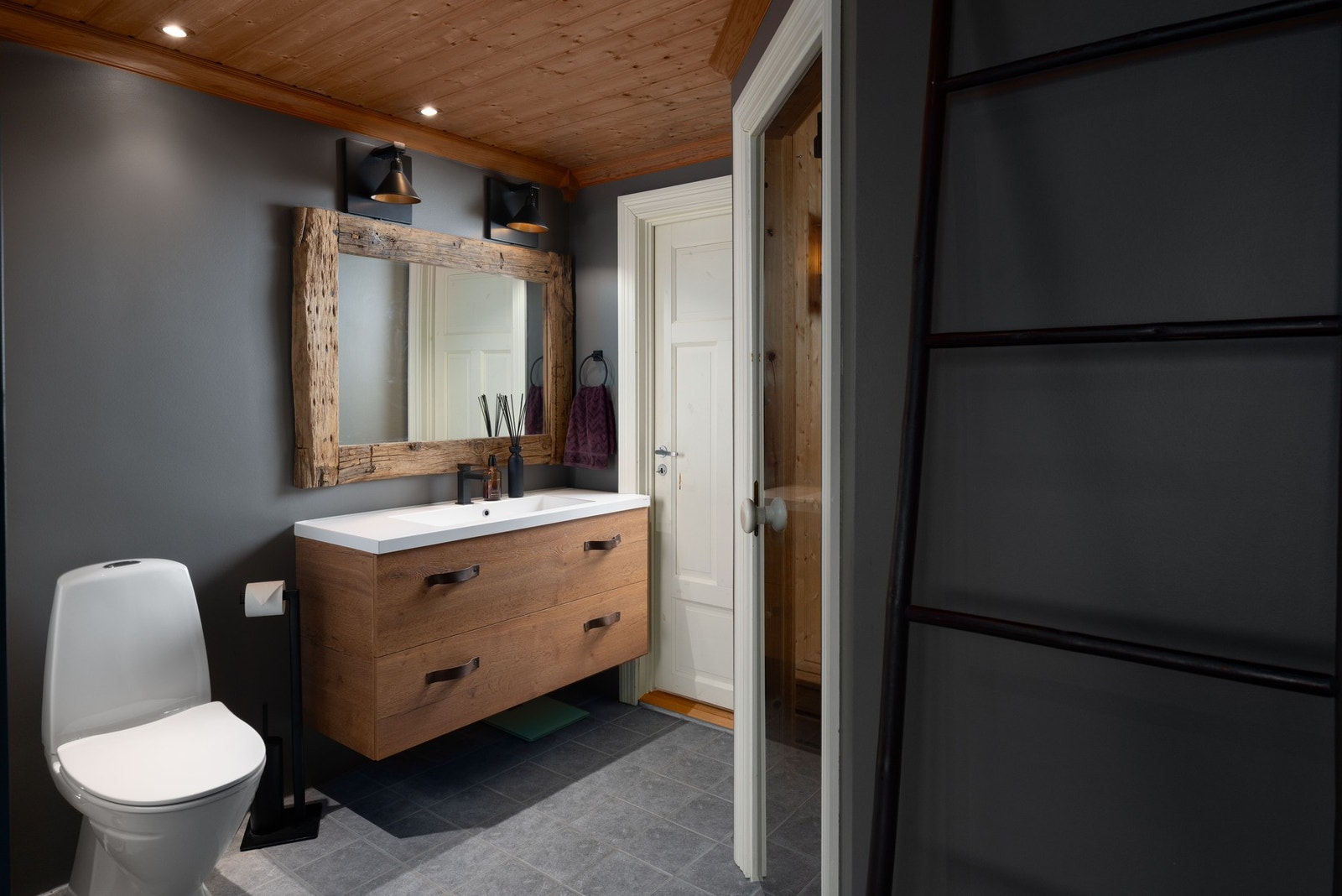 På de to badene i hovedetasjen ble overflater og membran i dusjsonene oppgradert i 2018. Galleribilde