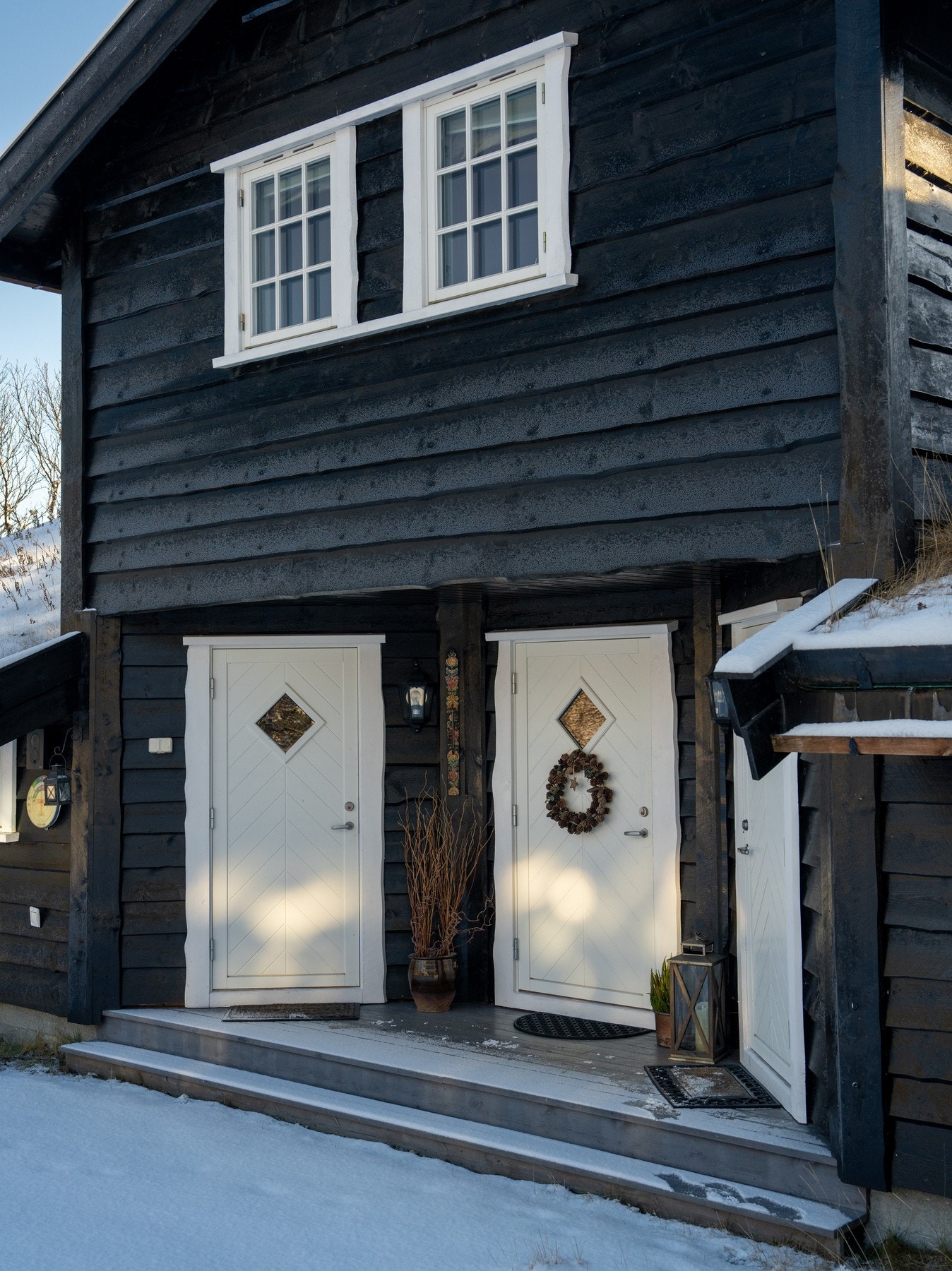 Hyggelig inngangsparti med hovedinngangen i midten, bod til venstre og inngang via tørkerom til høyre. Galleribilde