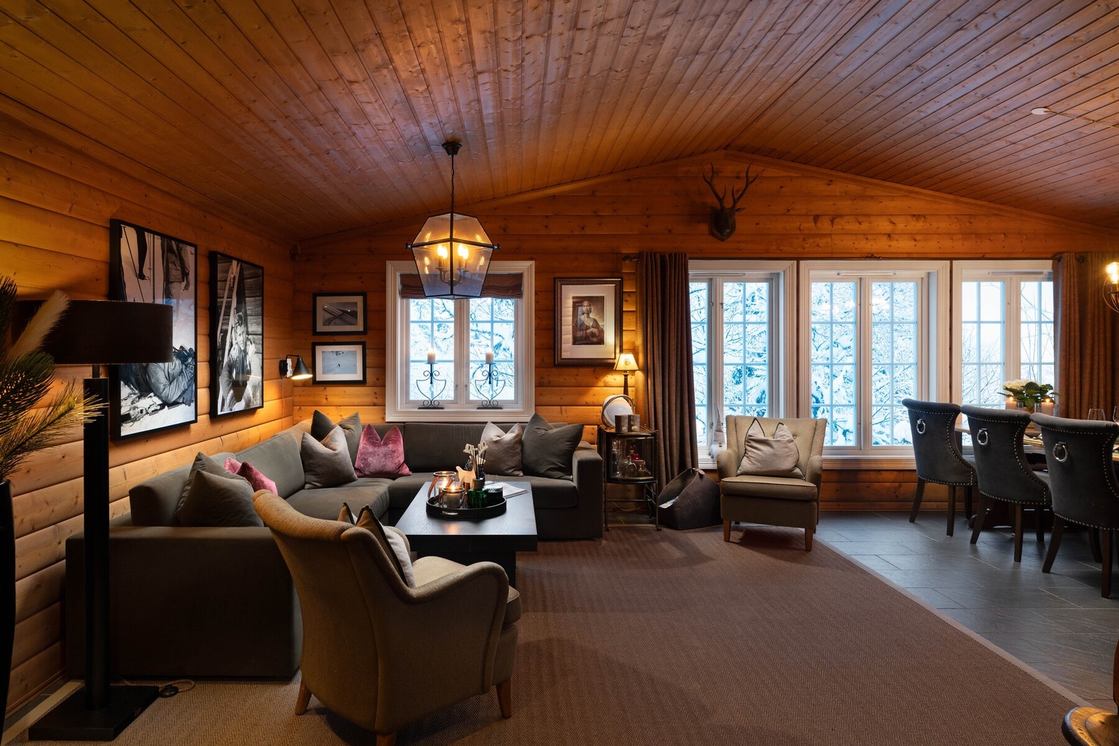 I denne stua er det god plass og lett å plassere både salong og spisestuemøbler. Galleribilde