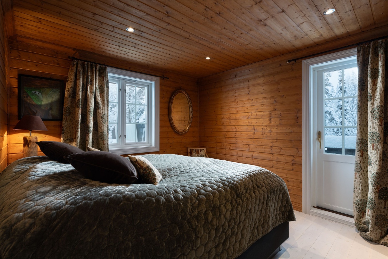 Hovedetasjen har et "master bedroom" med god plass og utgang til terrassen. Galleribilde