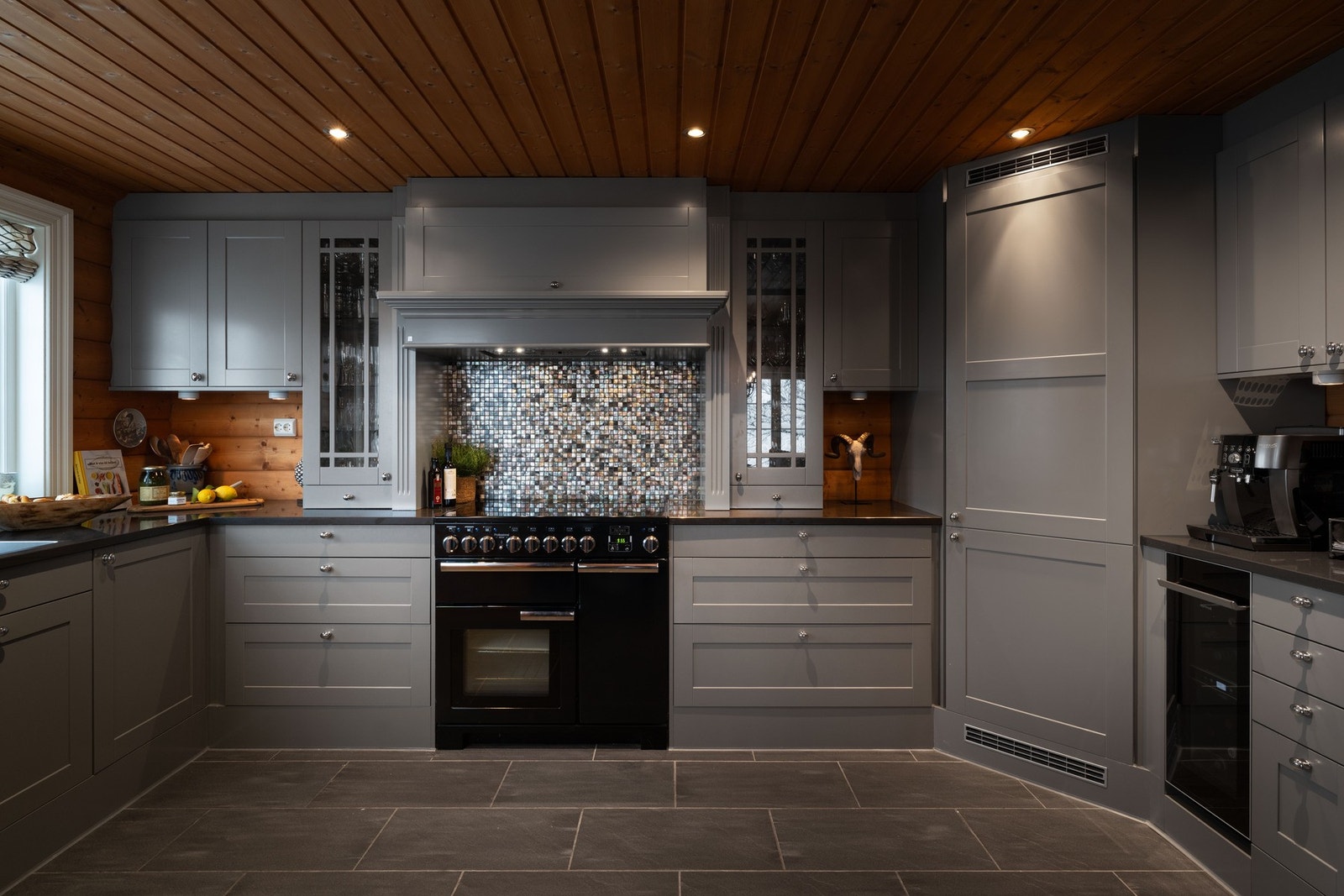 Kjøkkenet er fra den lokale produsenten Sigdalkjøkken, med stein benkeplate og integrerte hvitevarer. Galleribilde