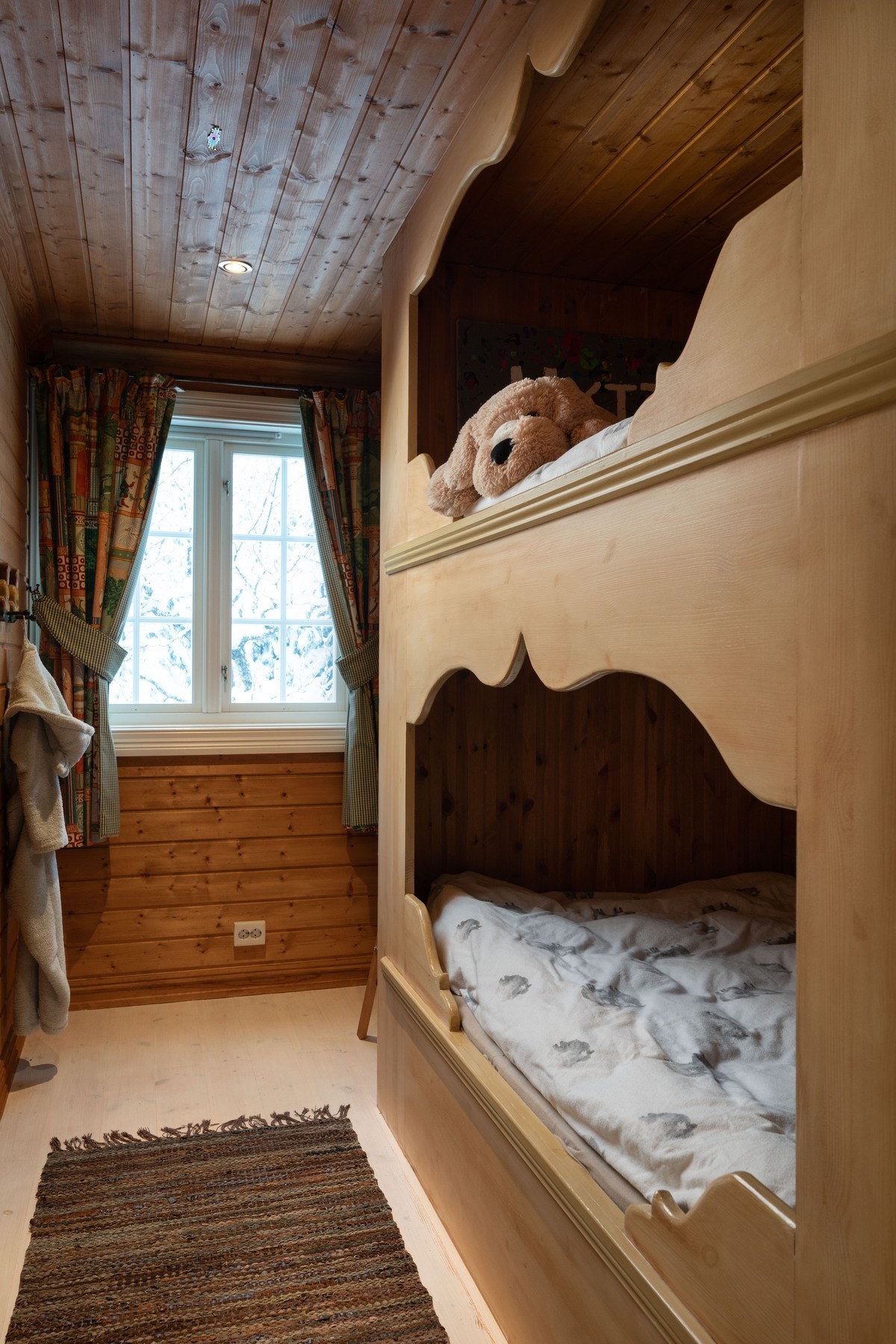 I hovedetasjen er det tilsammen tre soverom. Galleribilde