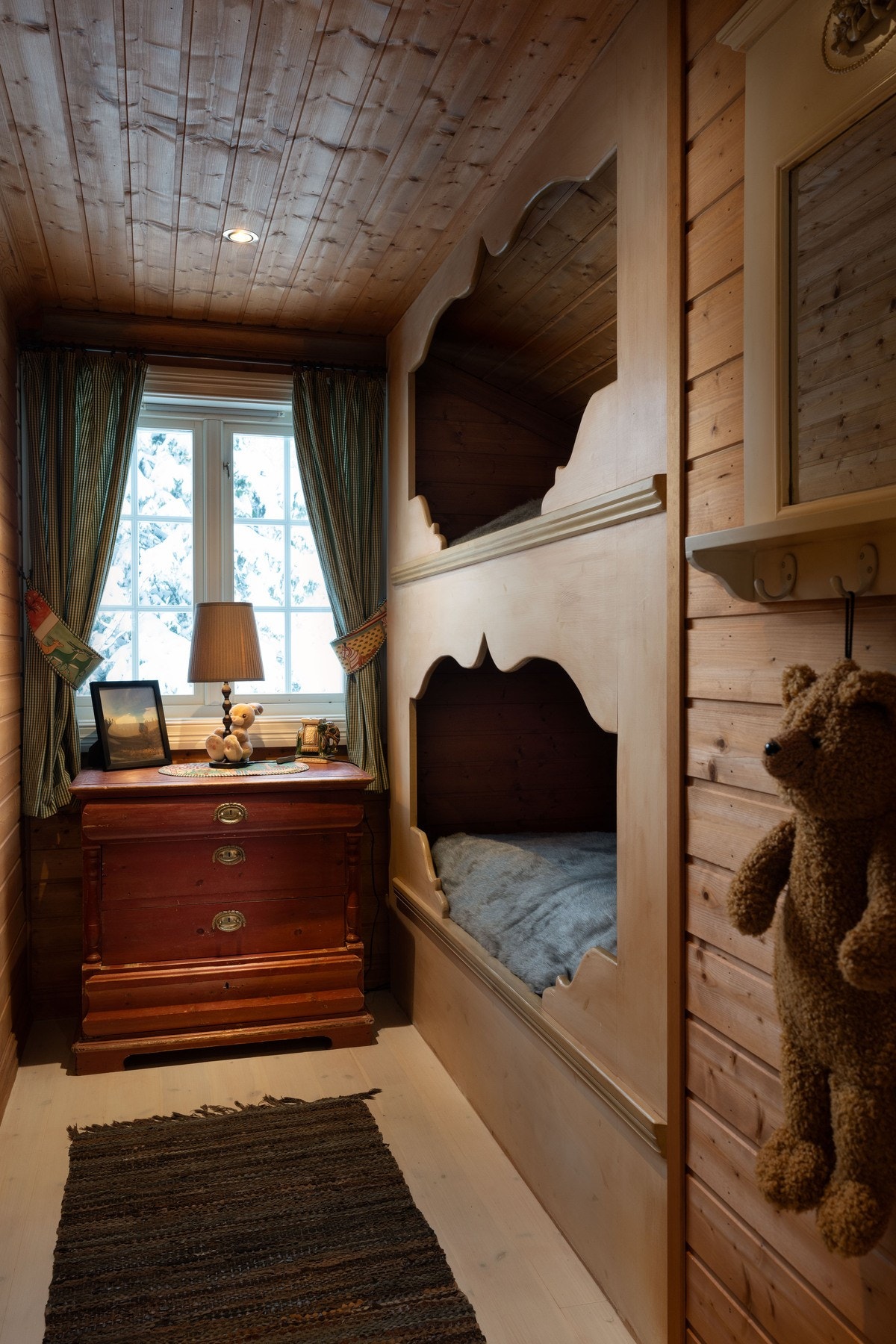 To av soverommene i hovedetasjen har plassbygde køyesenger. Galleribilde