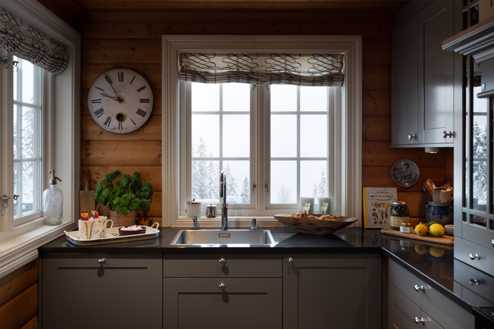 Kjøkkenet har godt med plass både på benk og i skap. Galleribilde