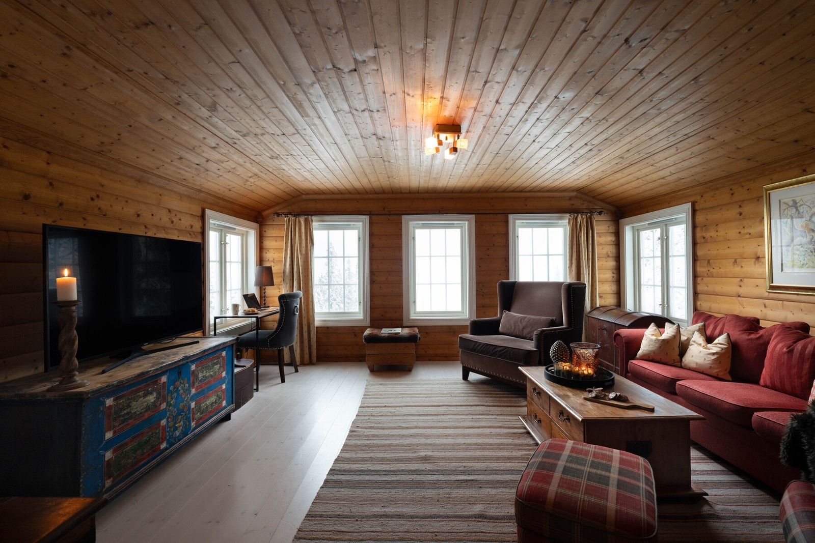 Loftsetasje/ oppstugu inneholder: Loftstue, 2 soverom, bad, lekerom. Galleribilde