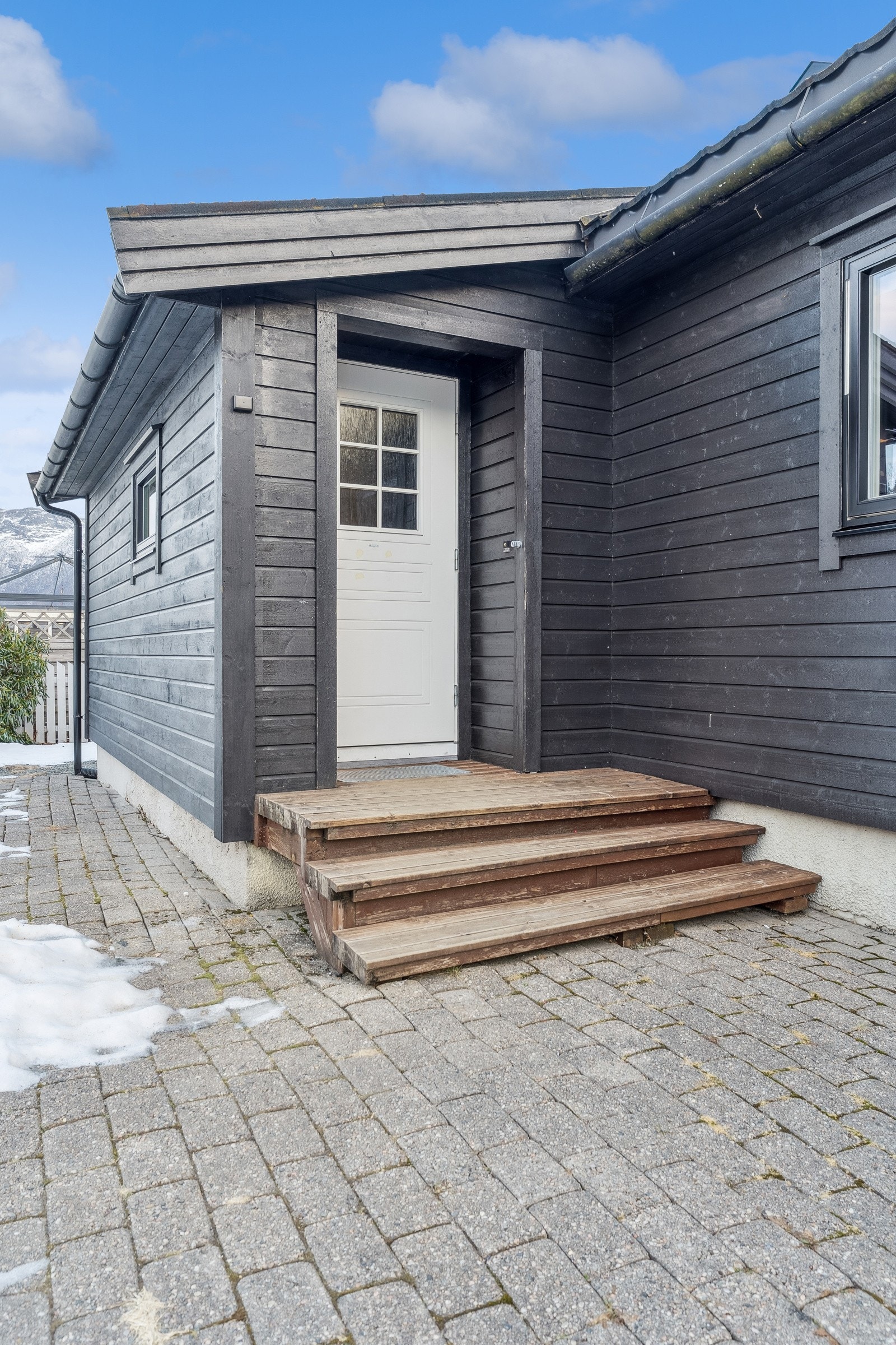 Eit triveleg inngangsparti ynskjer deg velkomen inn Galleribilde