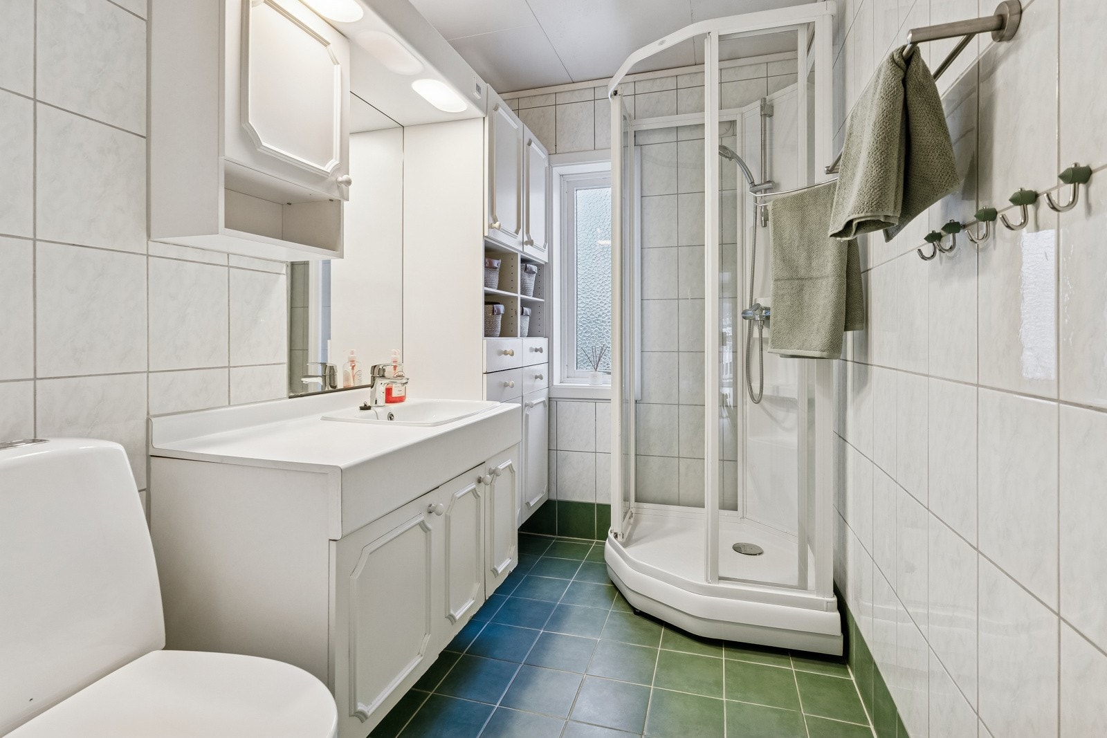 Pent og flilsagt bad med dusjkabinett, wc og romsleg baderomsinnreiing Galleribilde