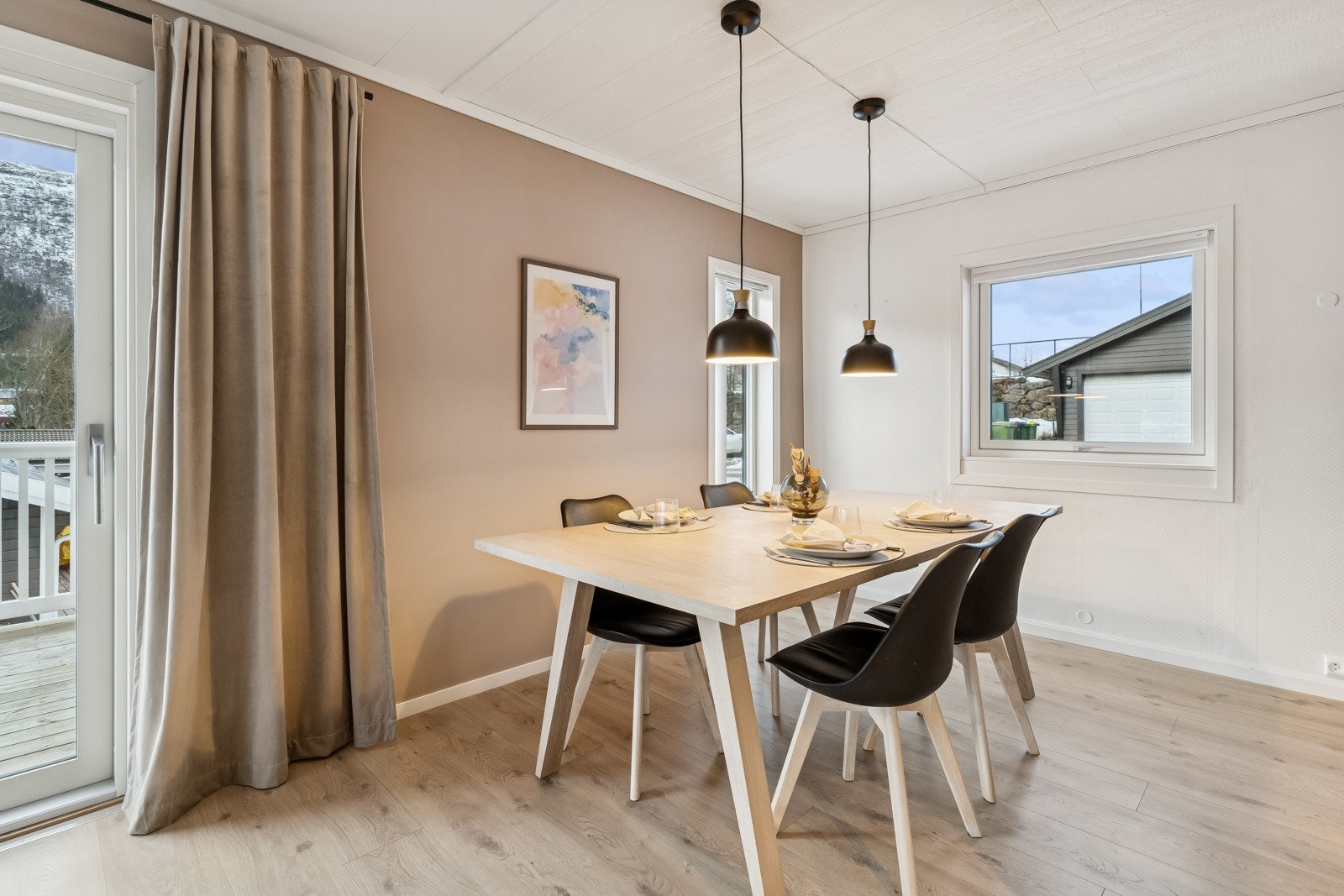 God plass til ei romsleg spisestue i overgangen mellom stove og kjøkken Galleribilde