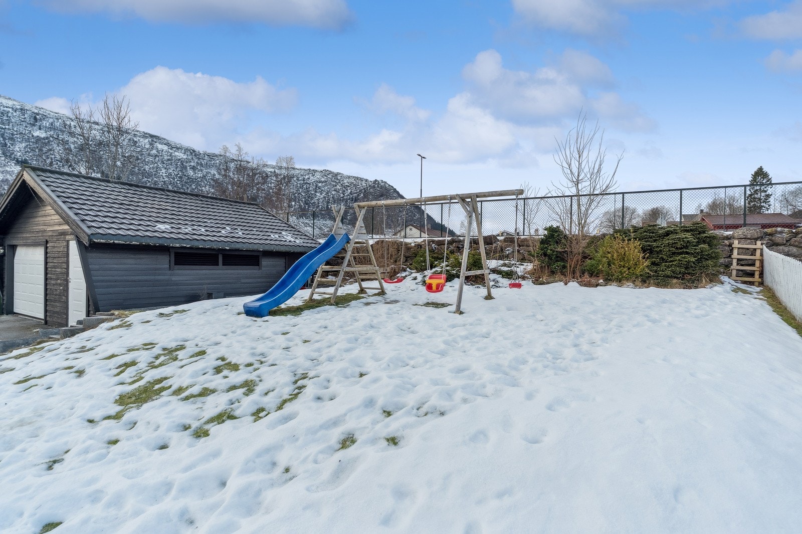 Ein flott og skjerma hage med god plass til leik og morro Galleribilde