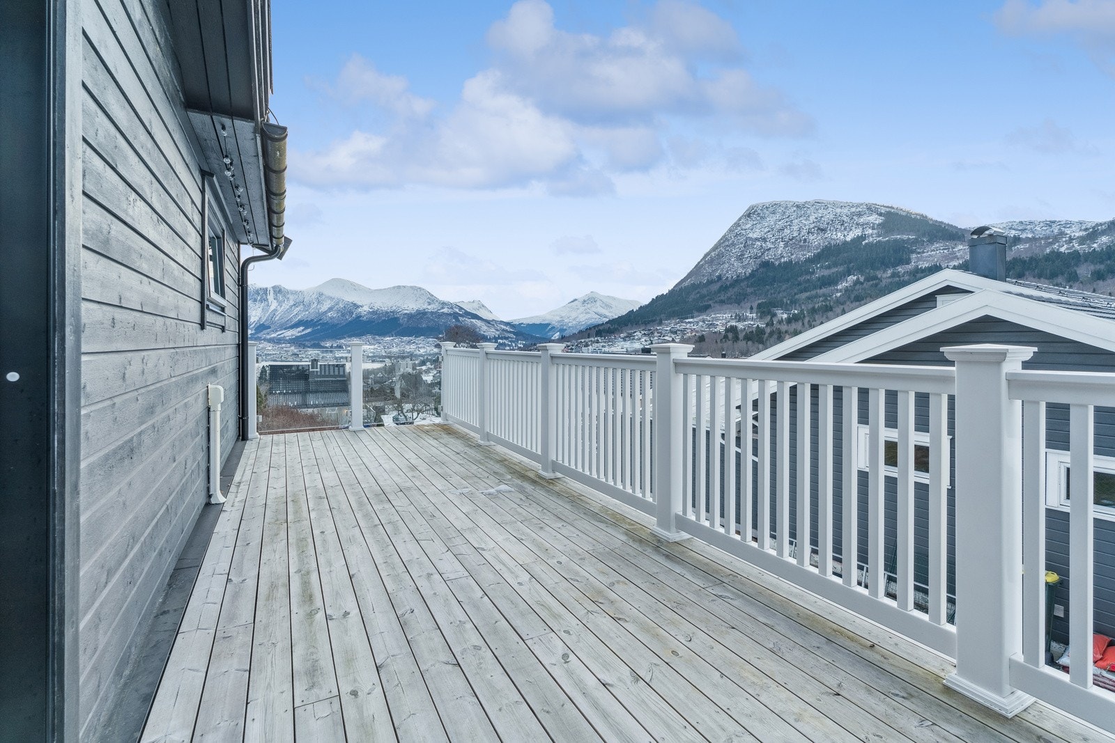 Den romslege terrassen er særs solrik sommarstid med sol omtrent frå morgon til kveld Galleribilde