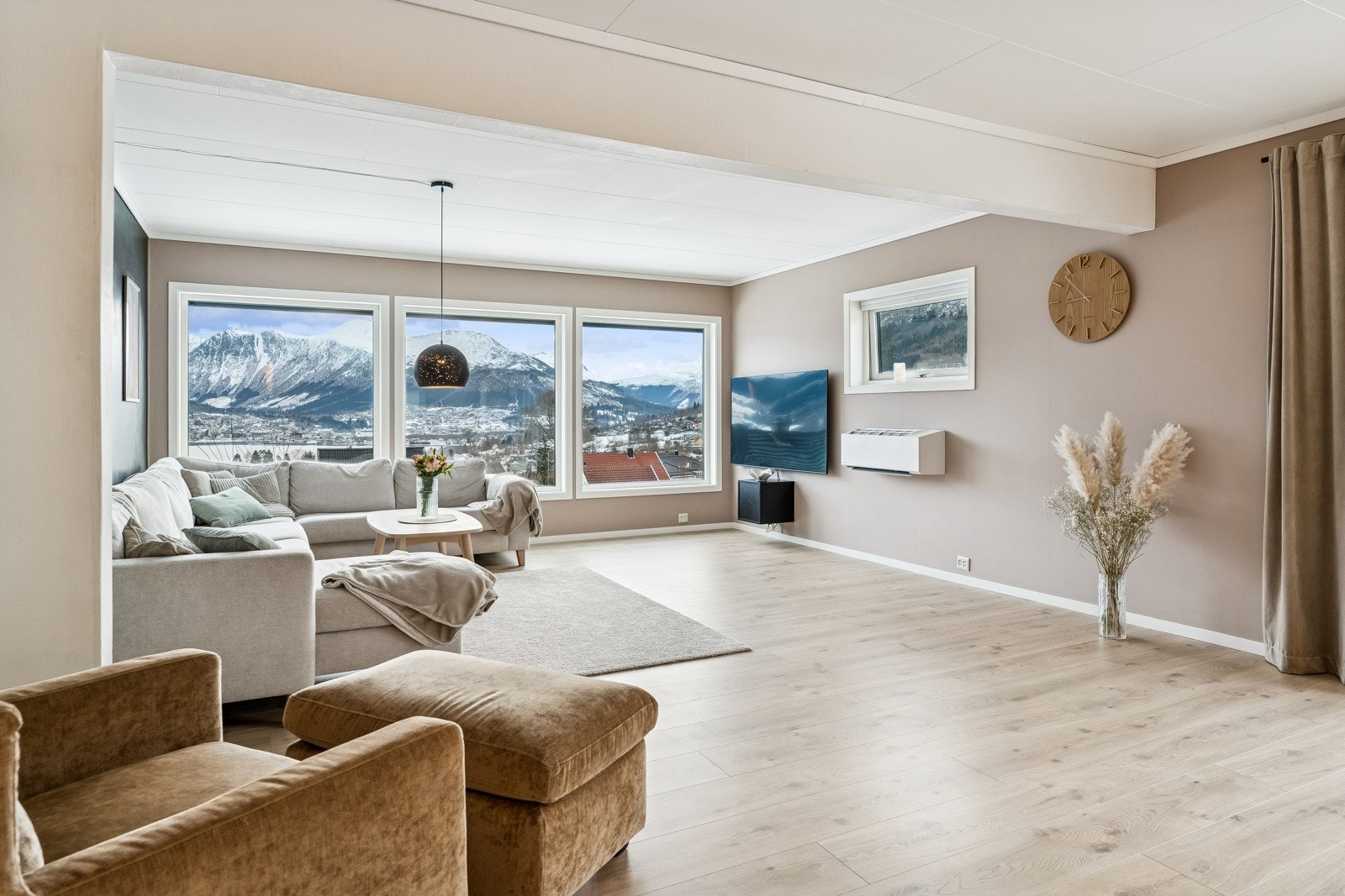 Stova er lys og romsleg med god plass til å samlast Galleribilde