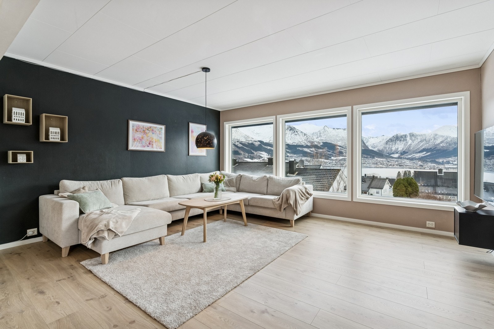 Den store stova gjev fleire gode møbleringsmoglegheiter Galleribilde