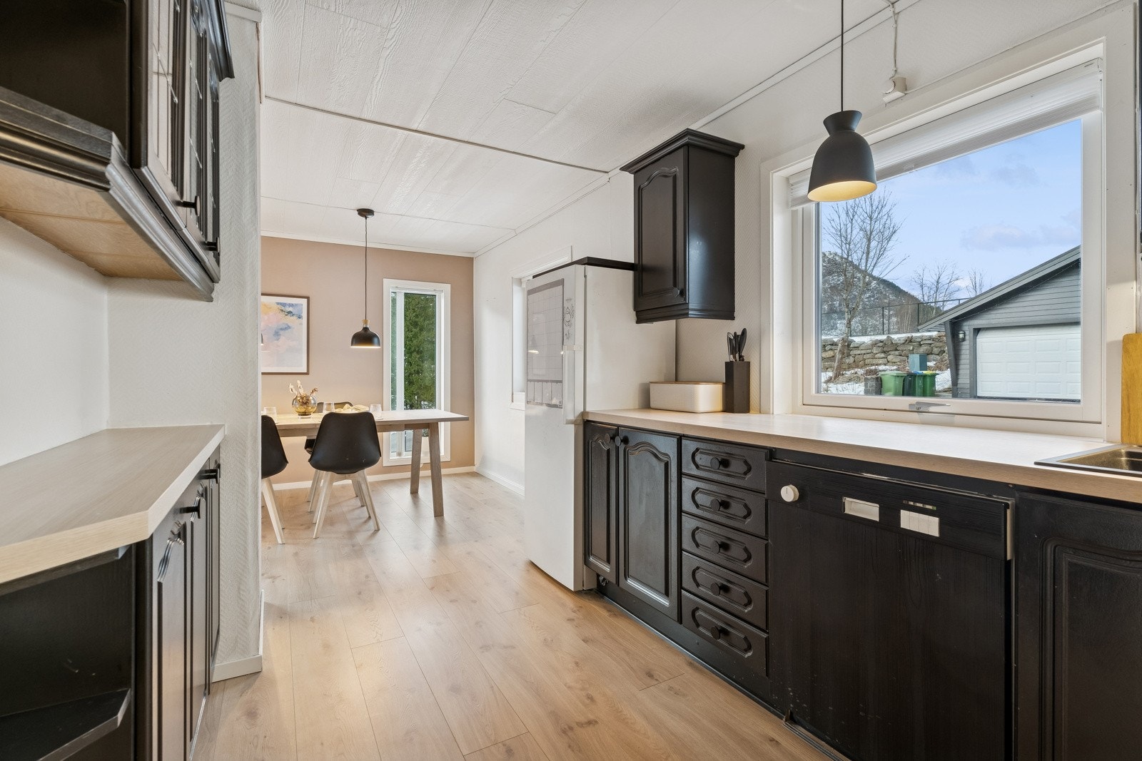 Eit romsleg kjøkken som er noko fornya i seinare år Galleribilde