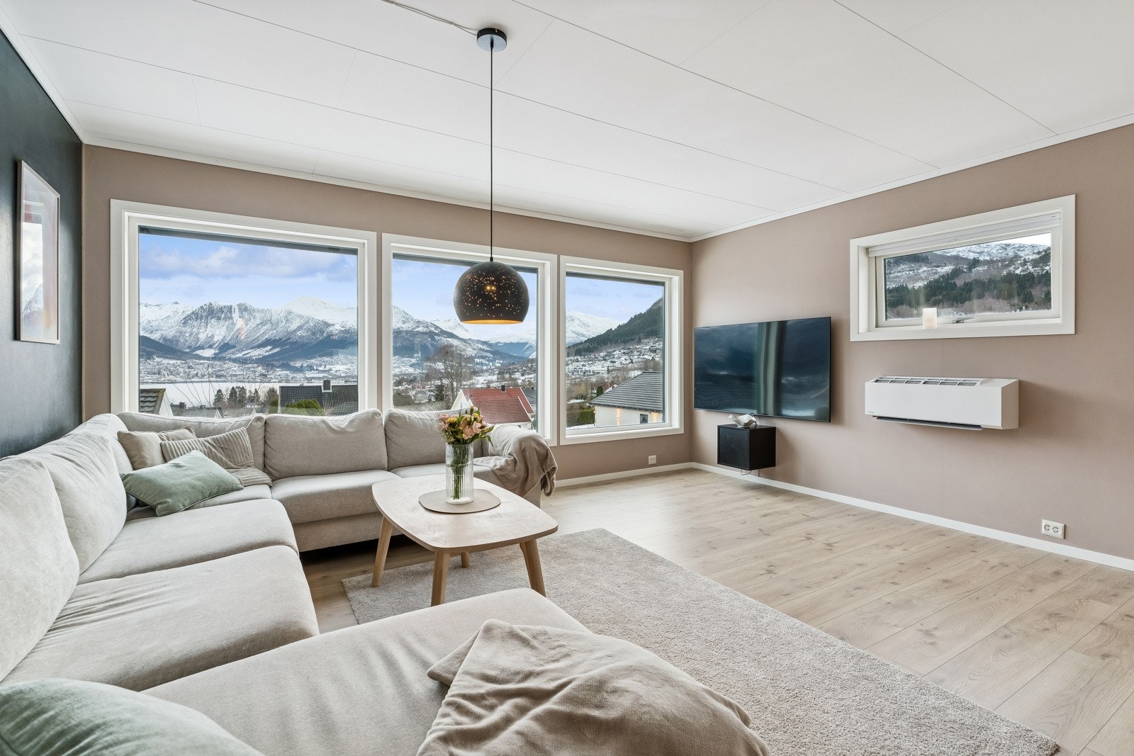 Dei store vindauga slepp den fantastiske utsikta inn og gjev god romkjensle Galleribilde