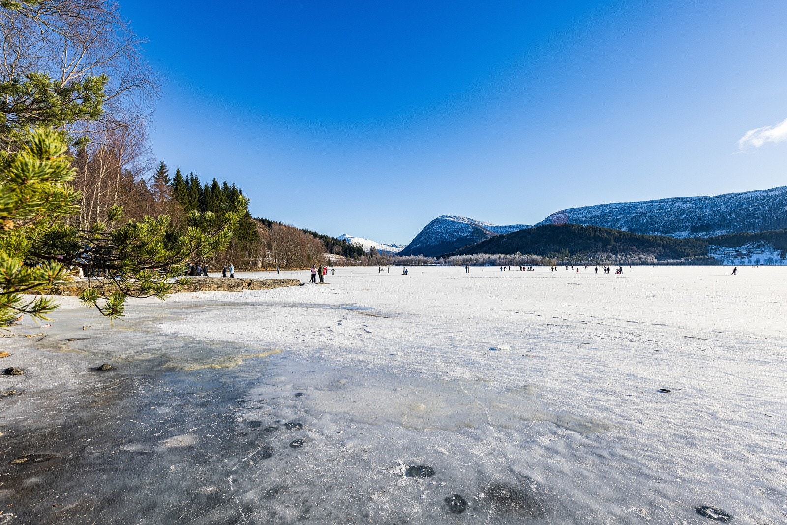 Flotte turområder i området. Kort veg til badeberga ved Hovdevatnet som er eit ynda friluftsområde både vinter og sommar. Galleribilde