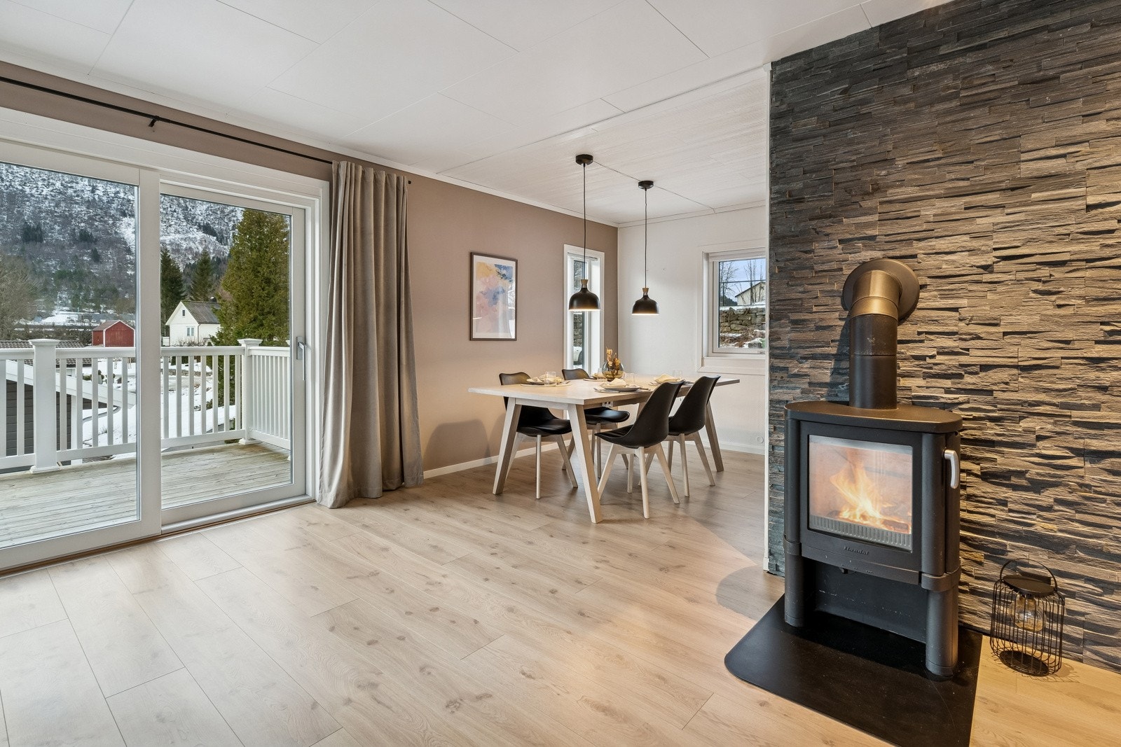 Moderne og reintbrennande vedomn gjev god varme. Galleribilde