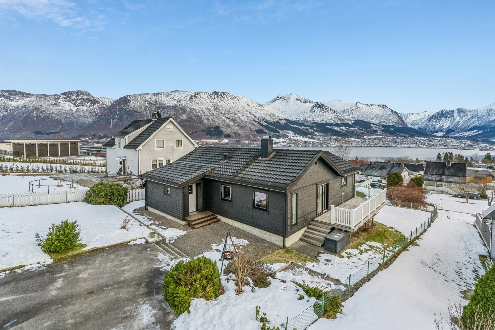 Eigedomen ligg fint til innst i ei blindgate like ved skule og barnehage. Flott utsikt over Ørstafjorden og dei mektige fjella ikring Galleribilde