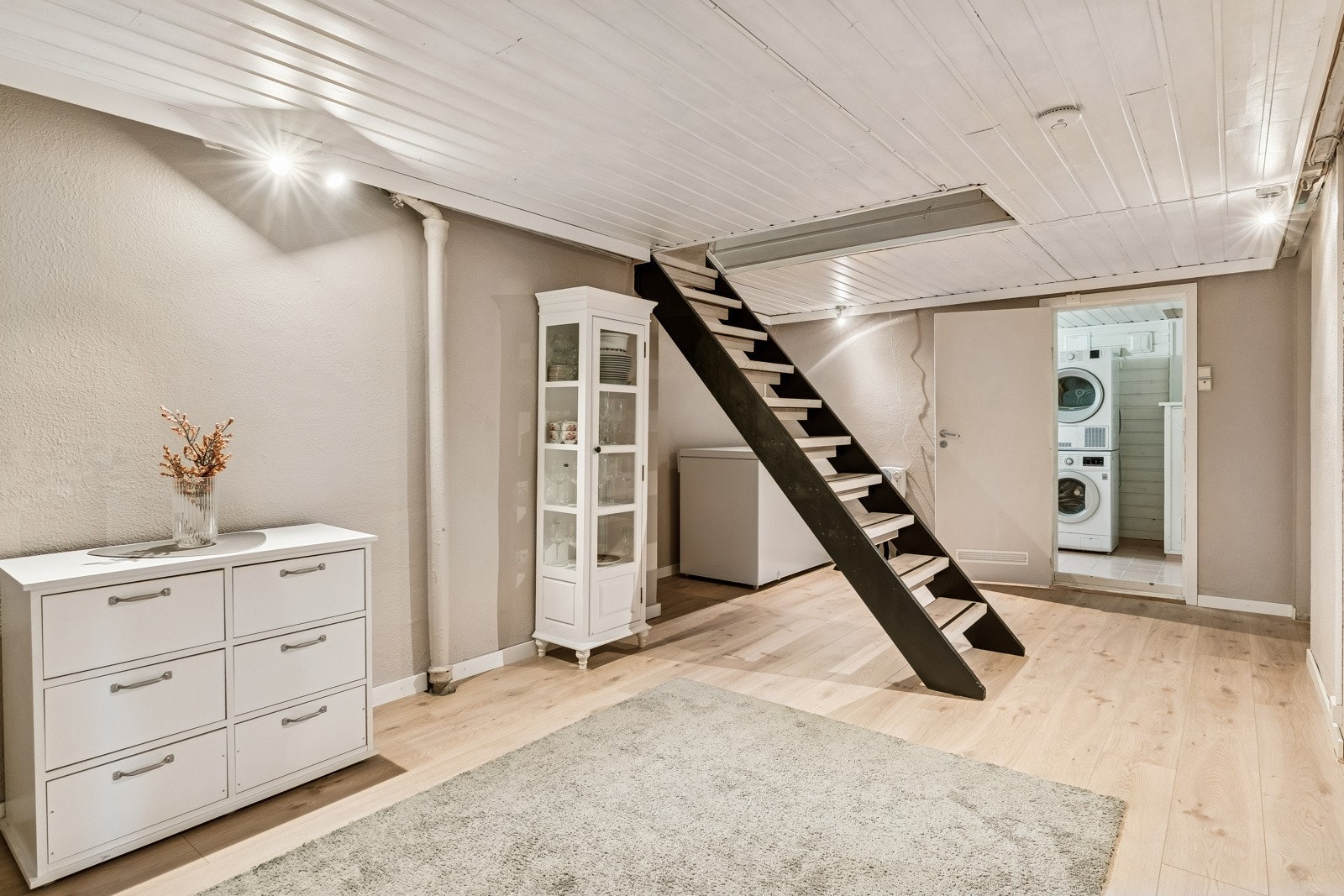 Ein romsleg gang i underetasjen som kan nyttast som leikerom, treningsrom eller kjellarstove Galleribilde