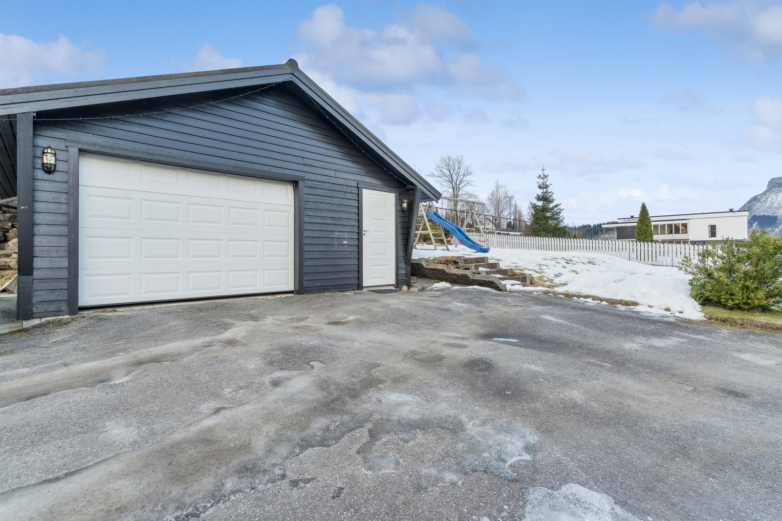 Ei romsleg garasje med plass til både bil og lagring Galleribilde