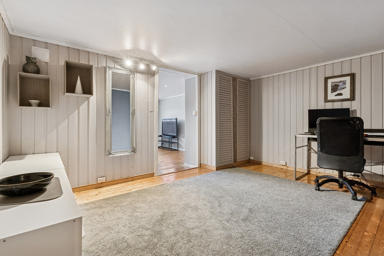 Mellom gangen og kjellarstova har ein eit trivelg kontor Galleribilde