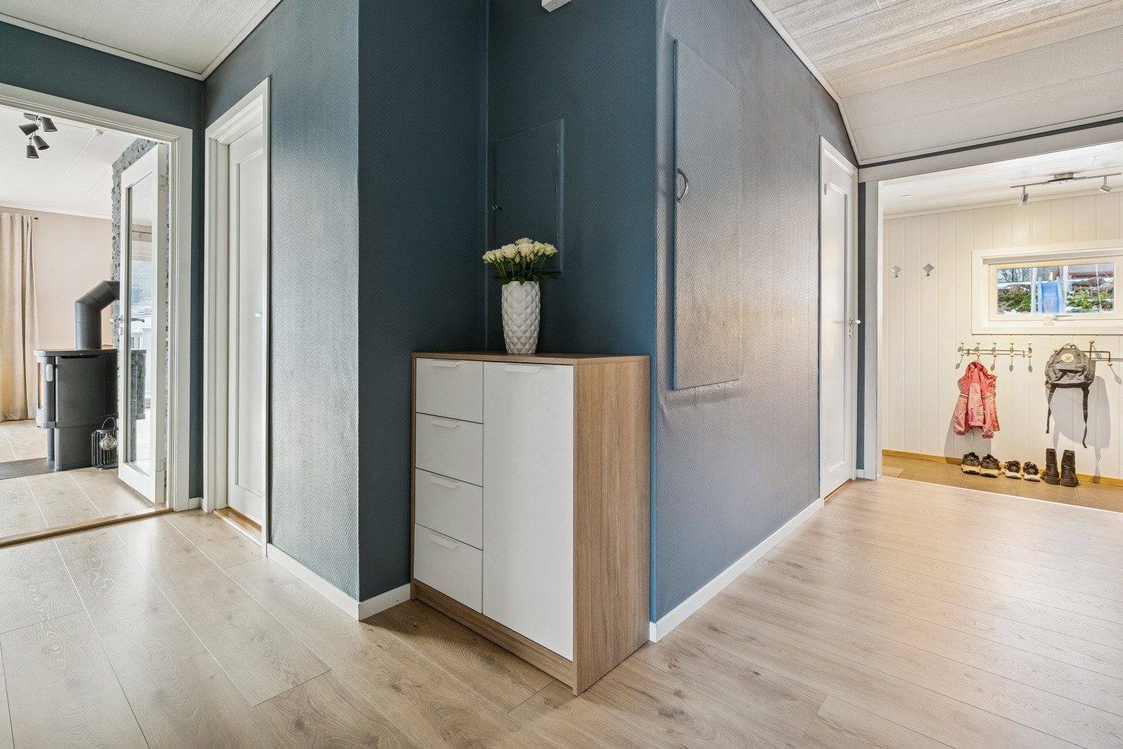 På hovudplan har ein vindfang, gang, 3 soverom, bad, stove og kjøkken Galleribilde