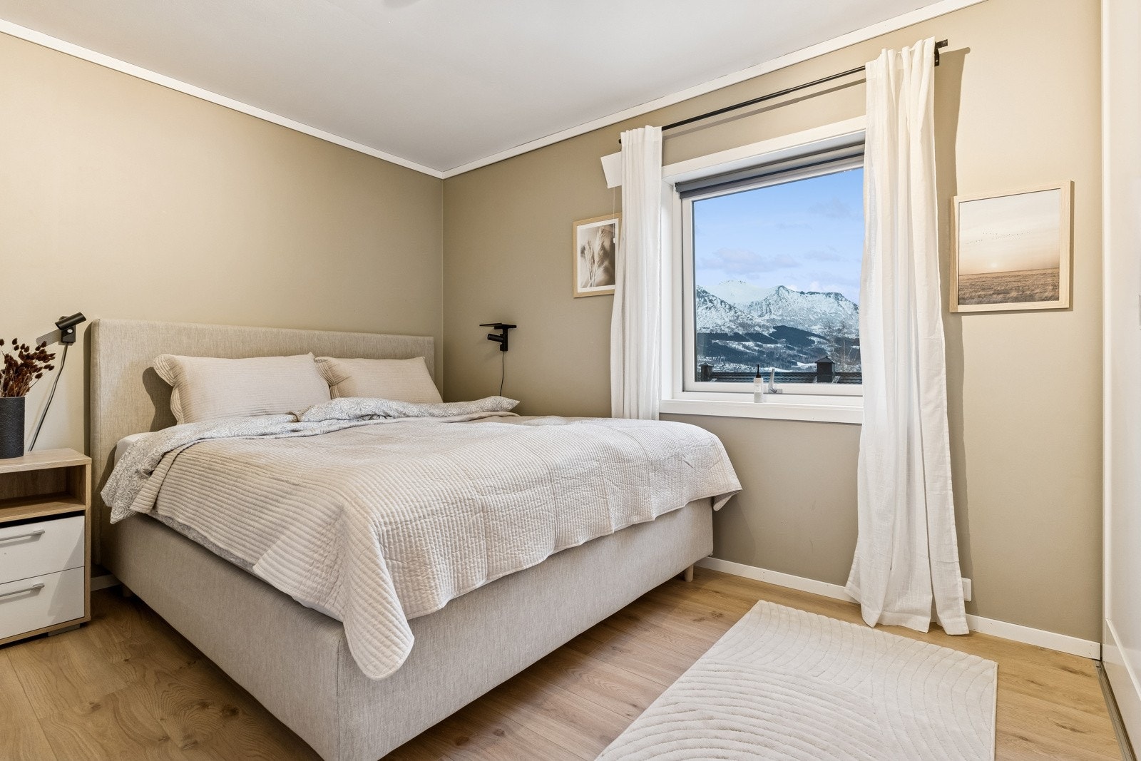 Eit lyst og flott hovudsoverom Galleribilde