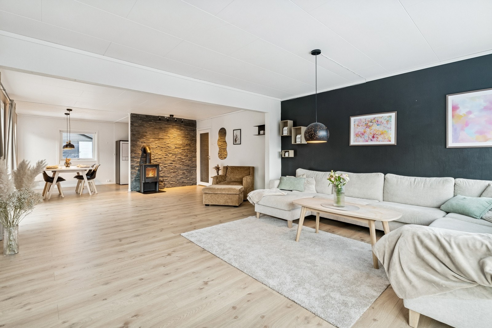 Ei triveleg stove med moderne farge og materialval Galleribilde