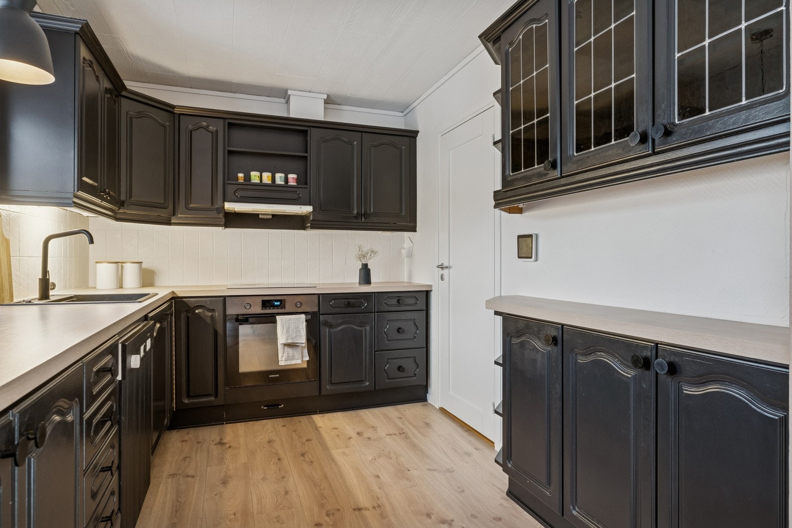 Her er godt med skap-, skuffe-, og benkeplass Galleribilde