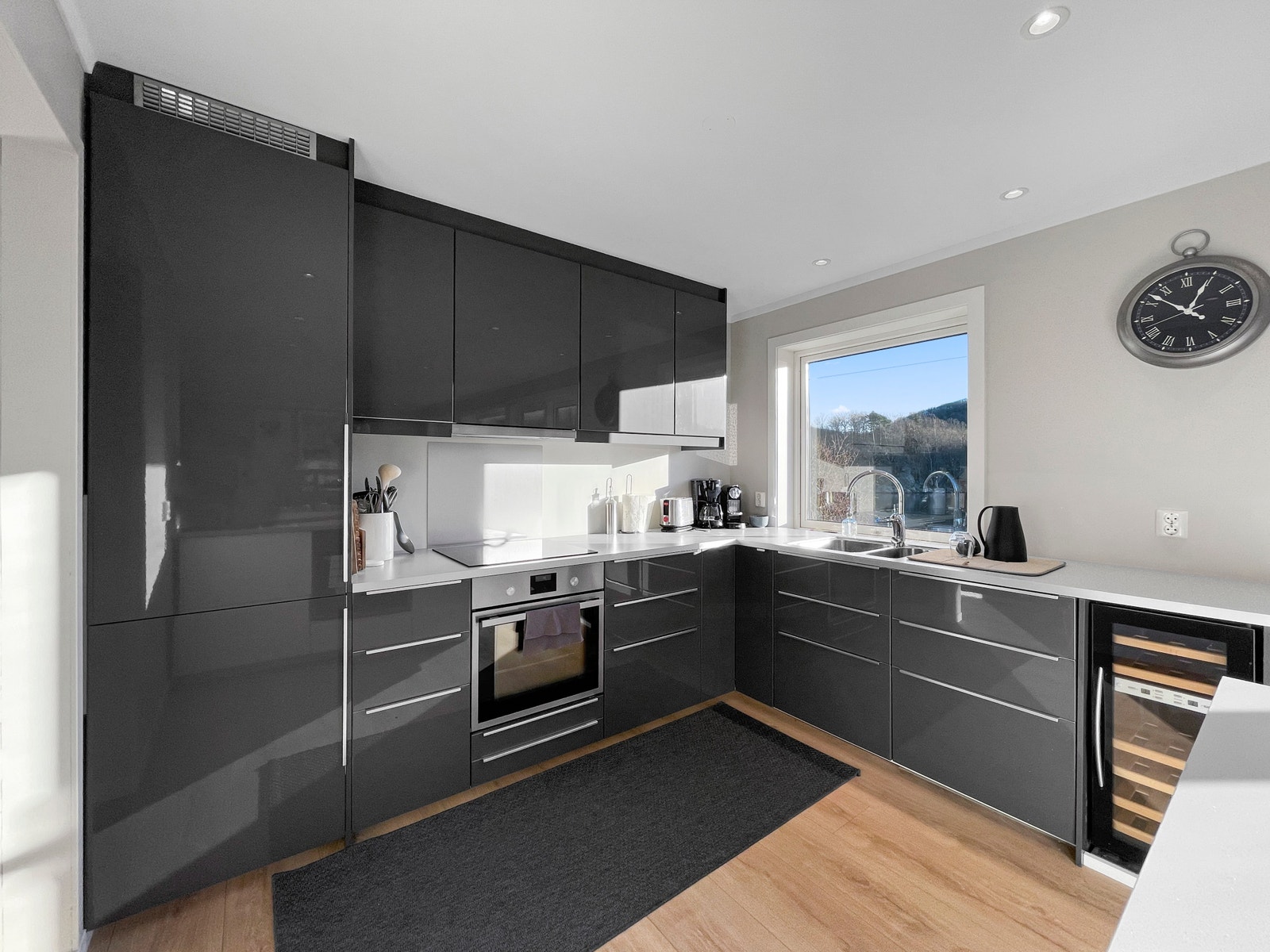Meget elegant og moderne kjøkken som er utstyrt med alt av nødvendige hvitevarer. Galleribilde