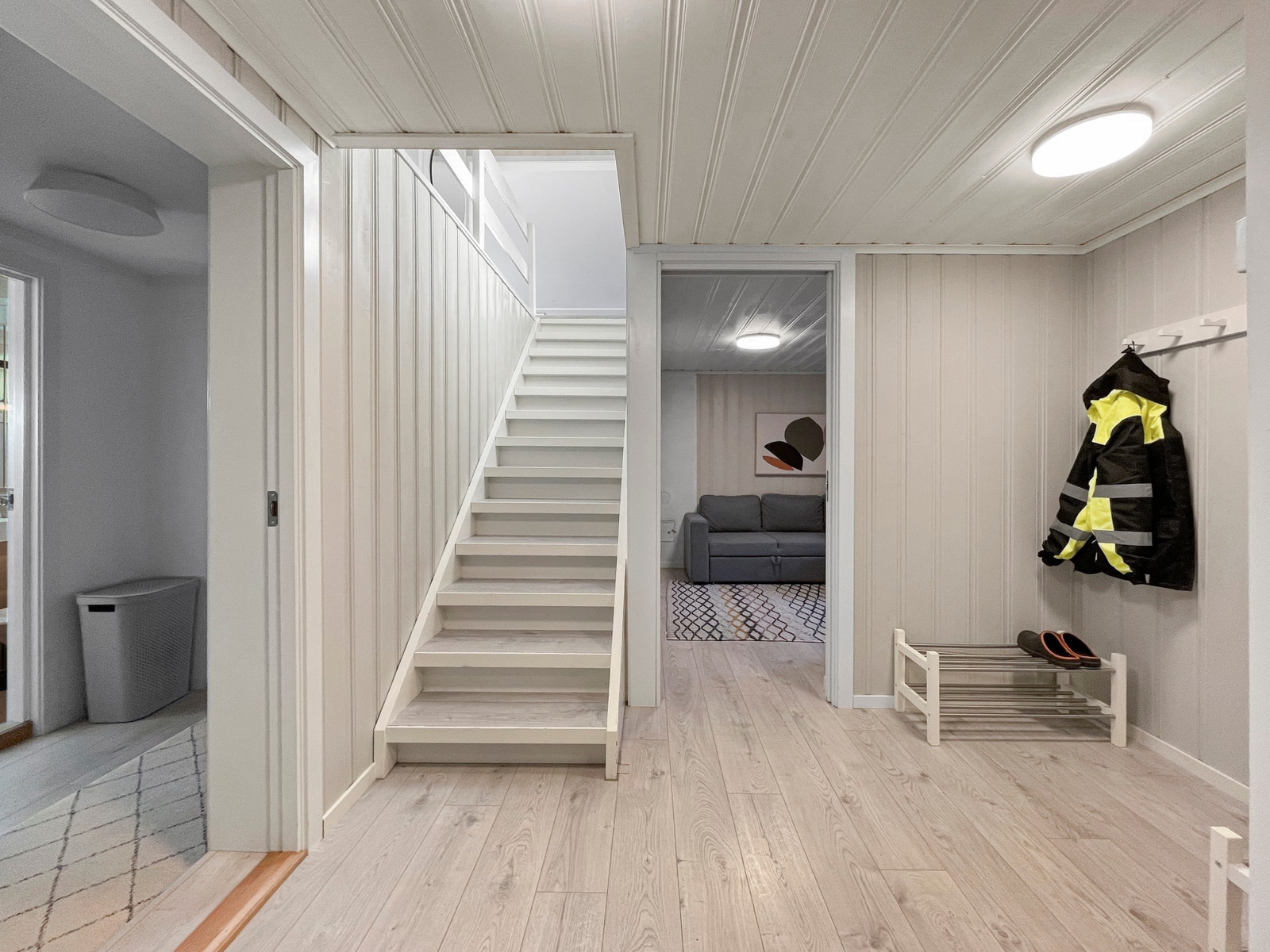 Innergangen i 1. etasje. Verdt å merke seg at de fleste rommene her har varmekabler i gulv. Her er det godt med plass til yttertøy og sko. Galleribilde
