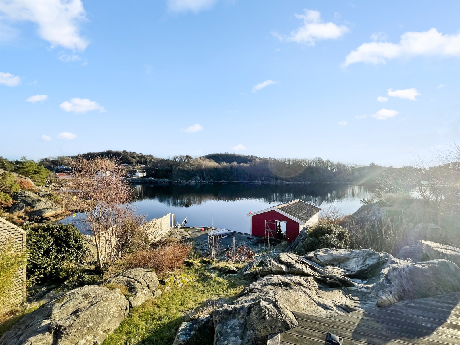 Utsikt fra solrik terrasse mot sjøen. Galleribilde