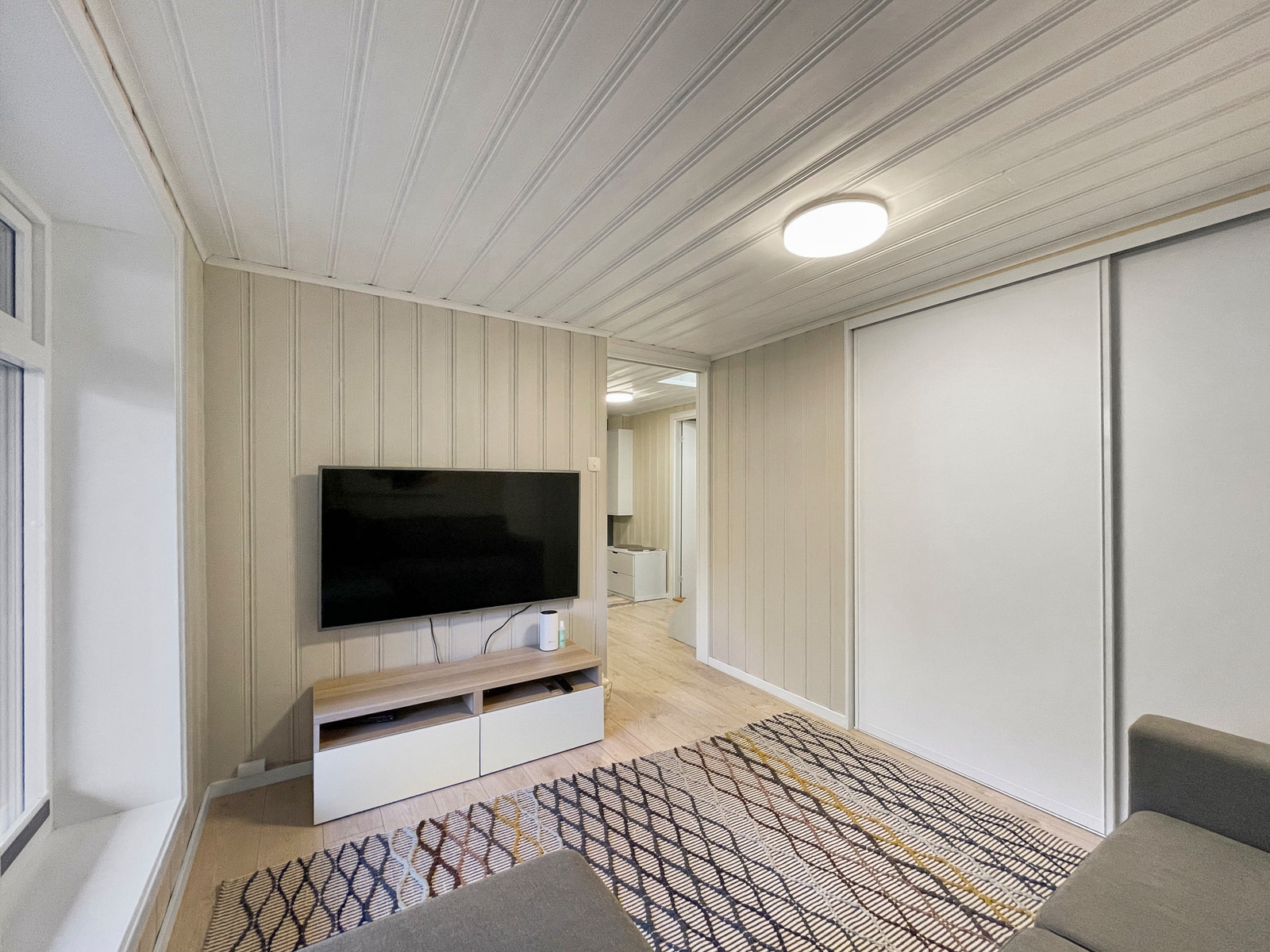 Her er det stor skyvedørsgarderobe noe som gjør at rommet også egner seg som et ekstra soverom. Galleribilde