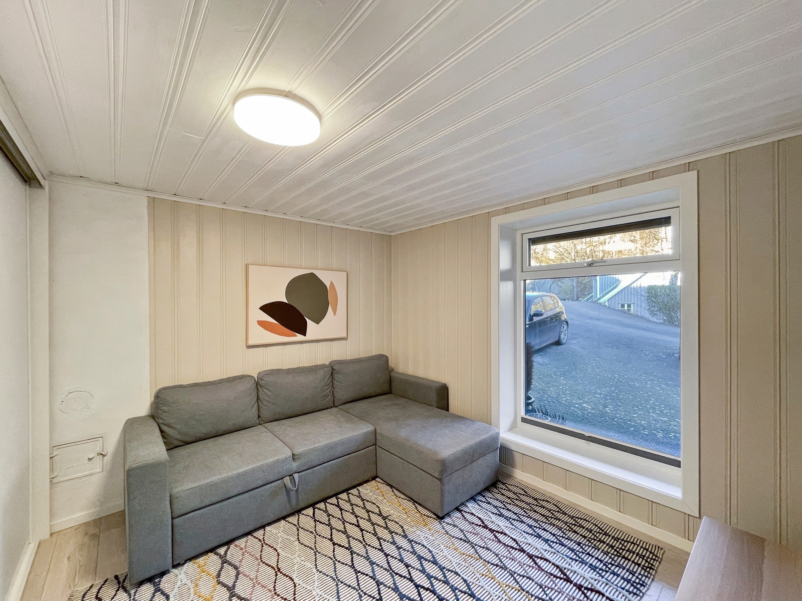 Koselig TV-stue med sofa og TV. Galleribilde