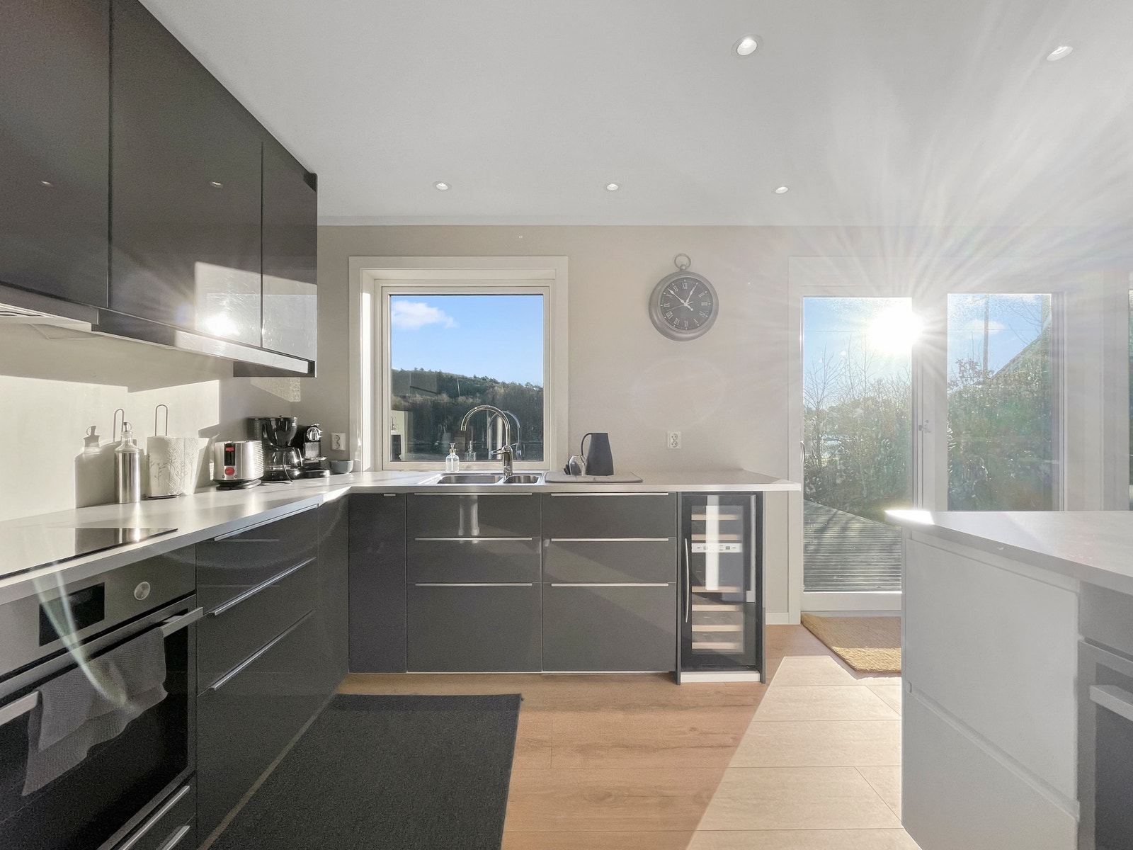 På kjøkkenet følger det blant annet med et vinskap og det finnes to stekeovner. Her er det utgang til solrik terrasse. Galleribilde