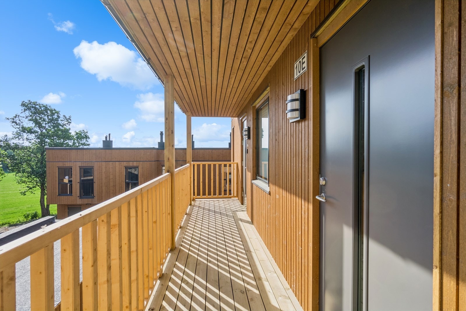 Overbygget og innbydende inngangsparti. Galleribilde