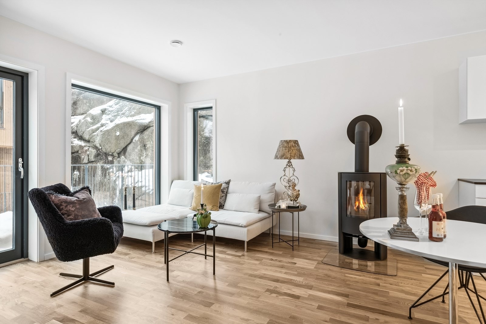 Vedovn mellom kjøkken og stue. Galleribilde