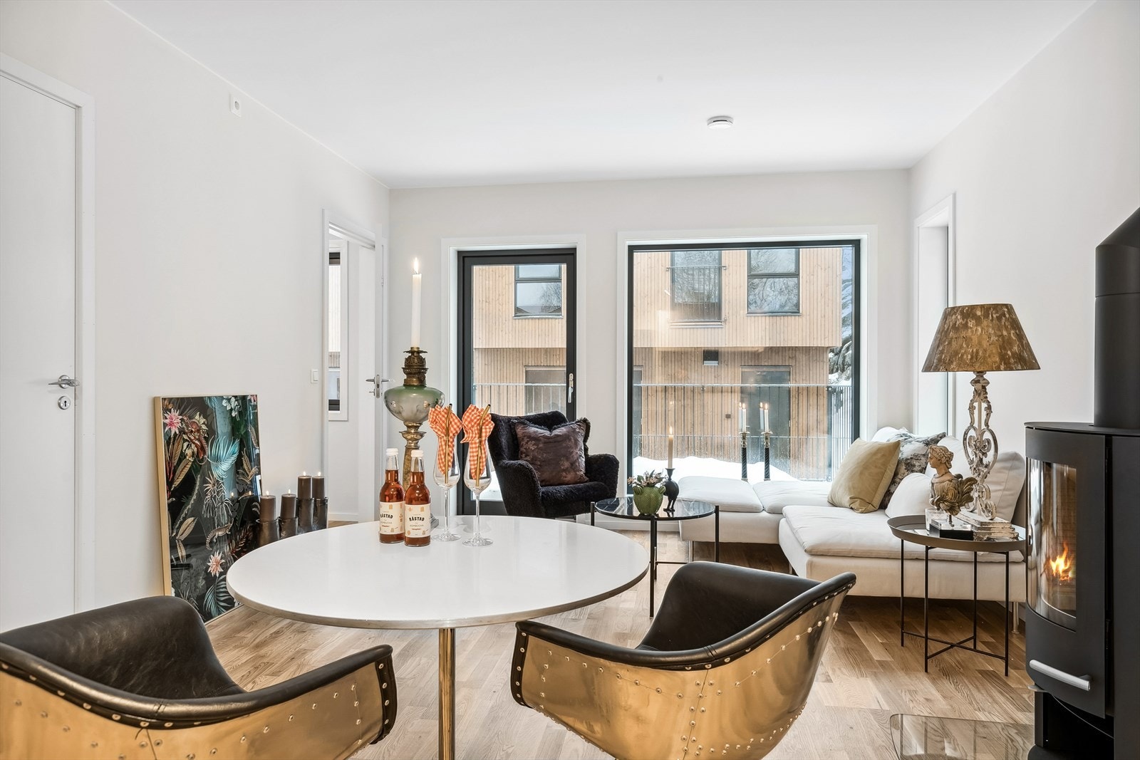 Store fine vindusflater, gir god romfølelse. Galleribilde