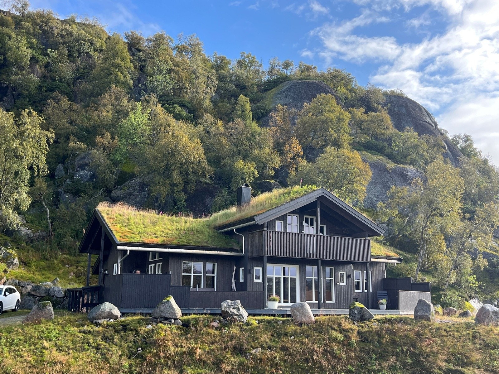 Stor, arkitekttegnet hytte som går over to plan med flere soverom. Solrik beliggenhet med utsikt nær skiløyper. Galleribilde