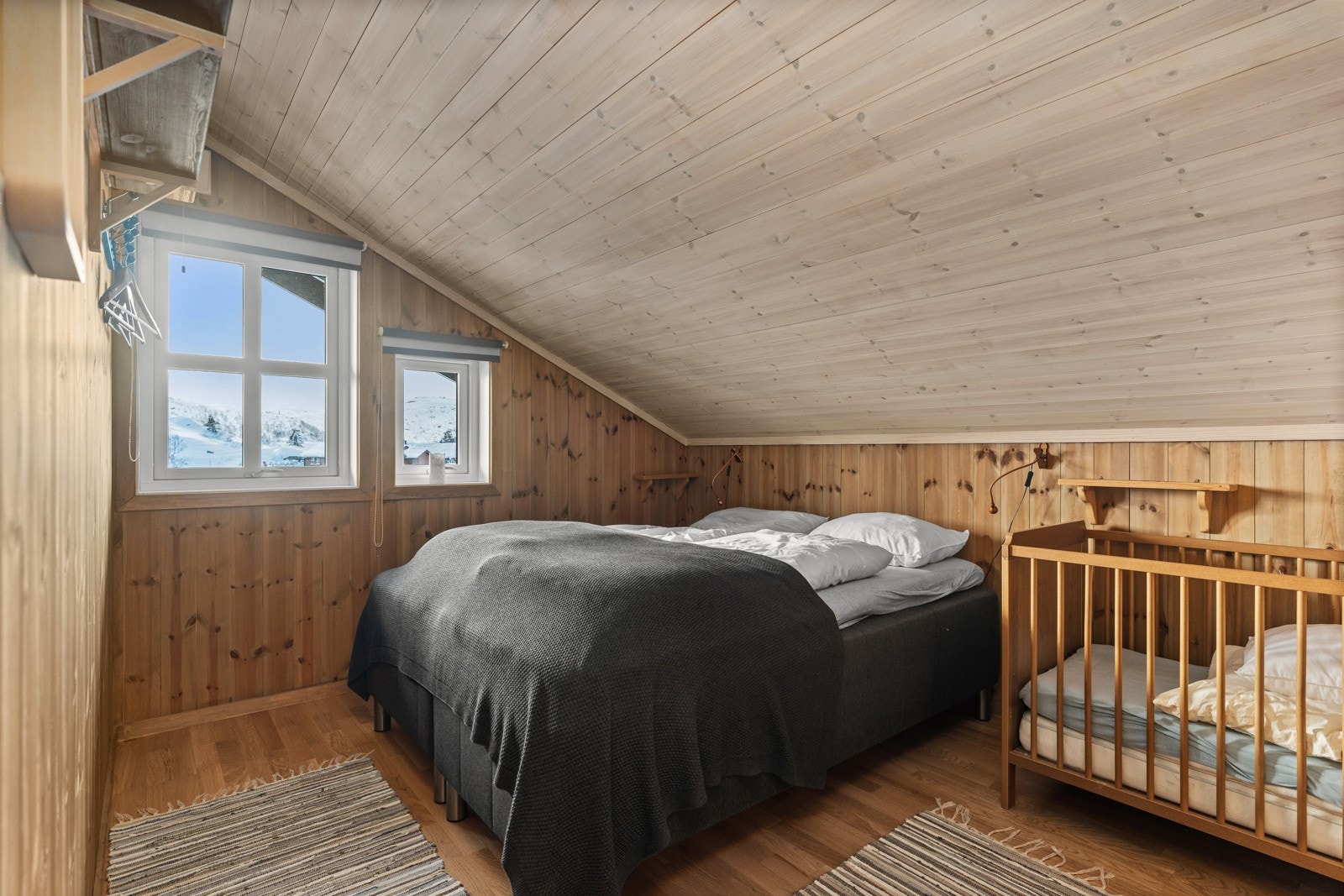 Soverom II er av en god størrelse med parkett på gulv og panel på vegger. Galleribilde