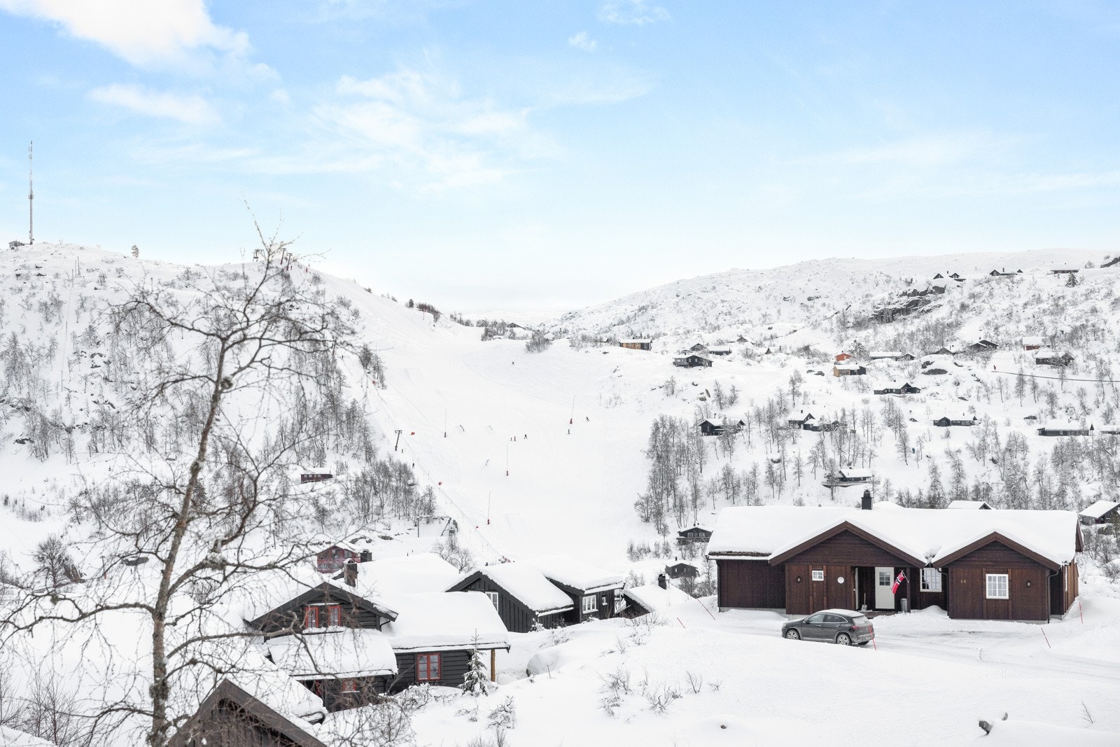 Fra hytten er det utsikt mot alpinanlegget som ligger noen få minutters kjøring fra hytten. Galleribilde