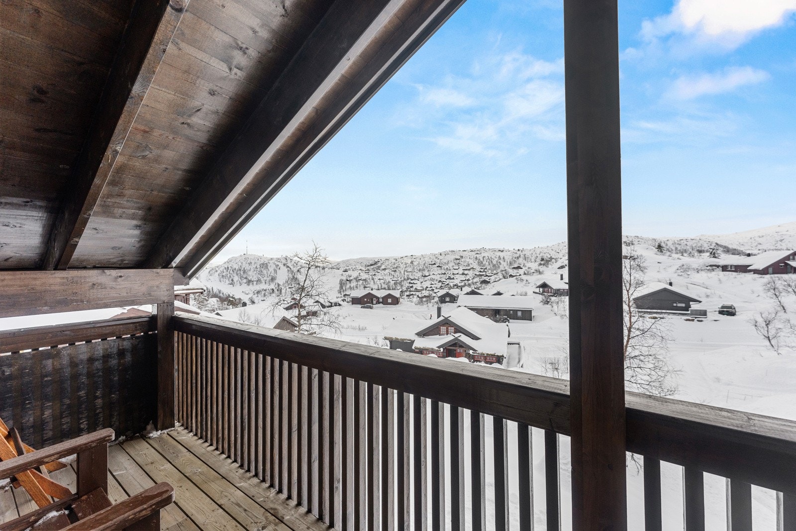 Balkongen er overbygd og skjermet. Her kan man nyte utsikten til fjellet. Galleribilde
