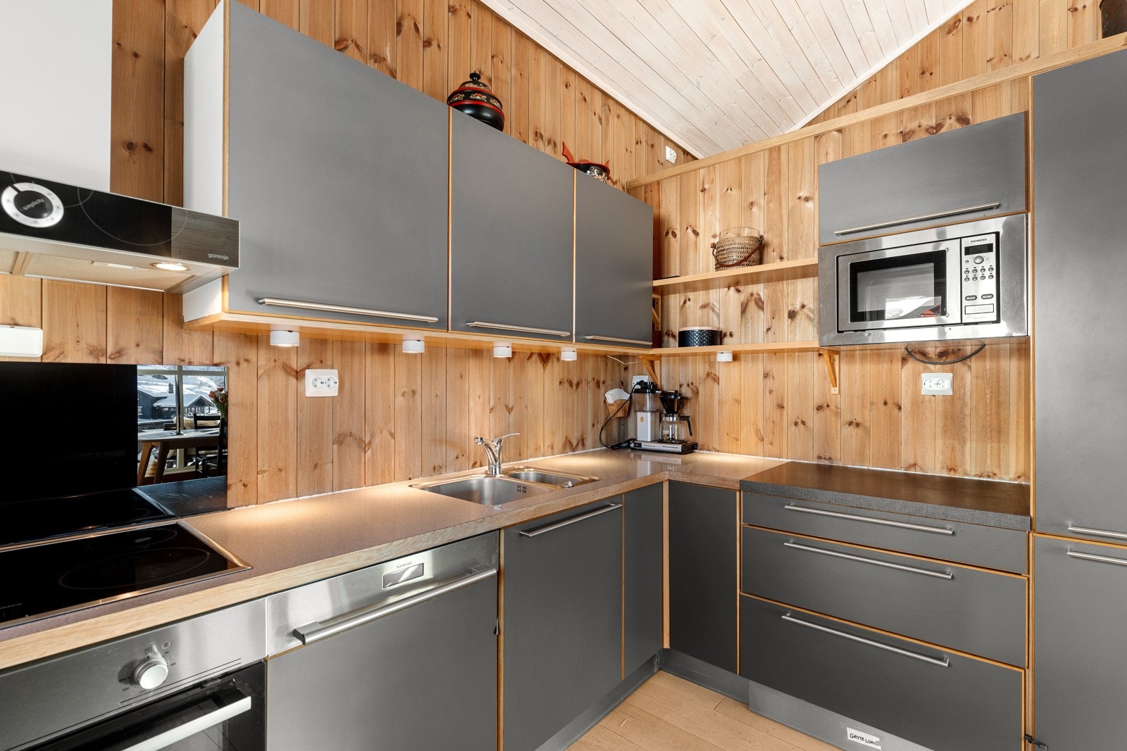 Kjøkkenet har god skap- og benkeplass og delvis integrerte hvitevarer. Galleribilde