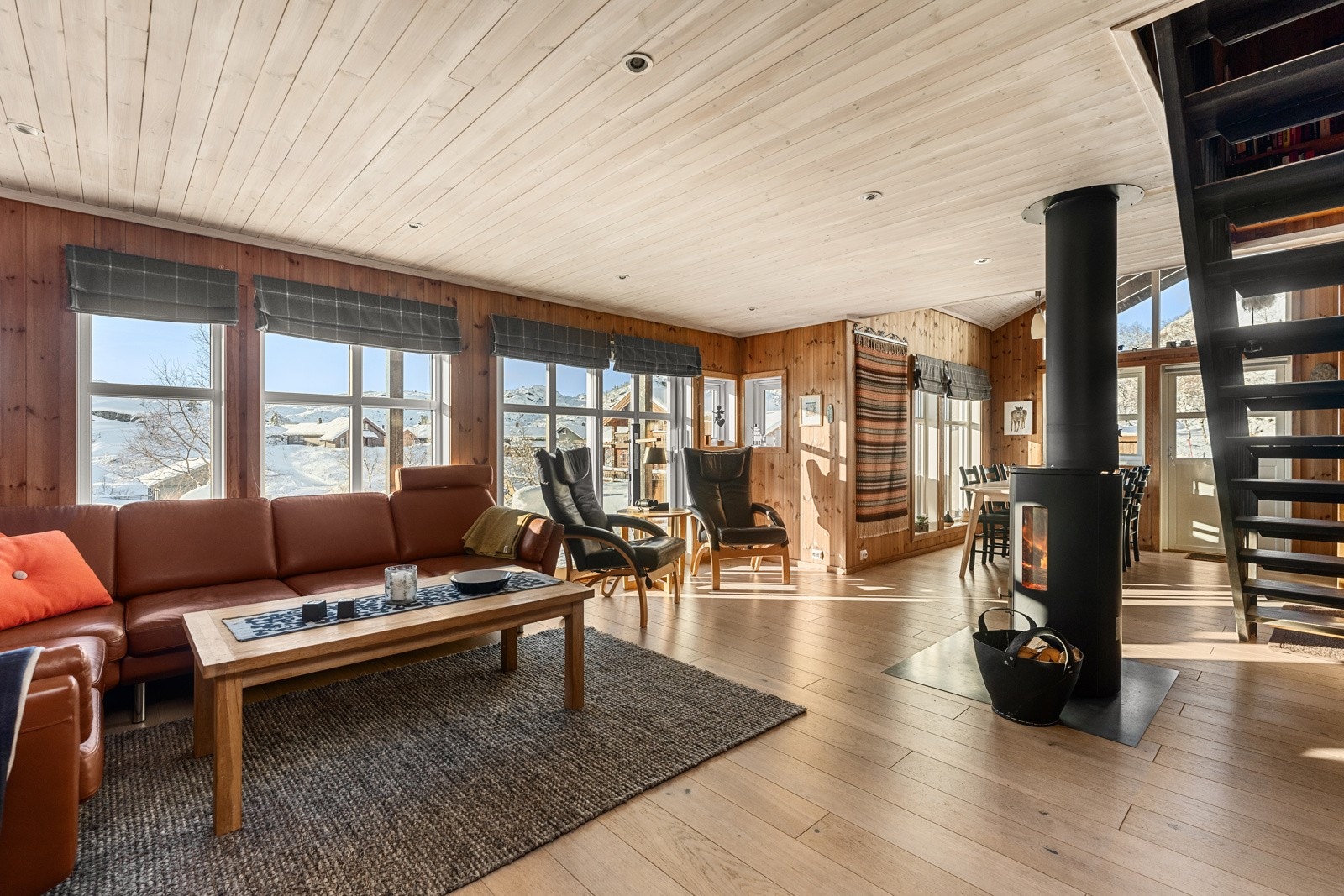 Stuen har utgang med skyvedør ut til terrassen og flott peisovn i senter. Galleribilde